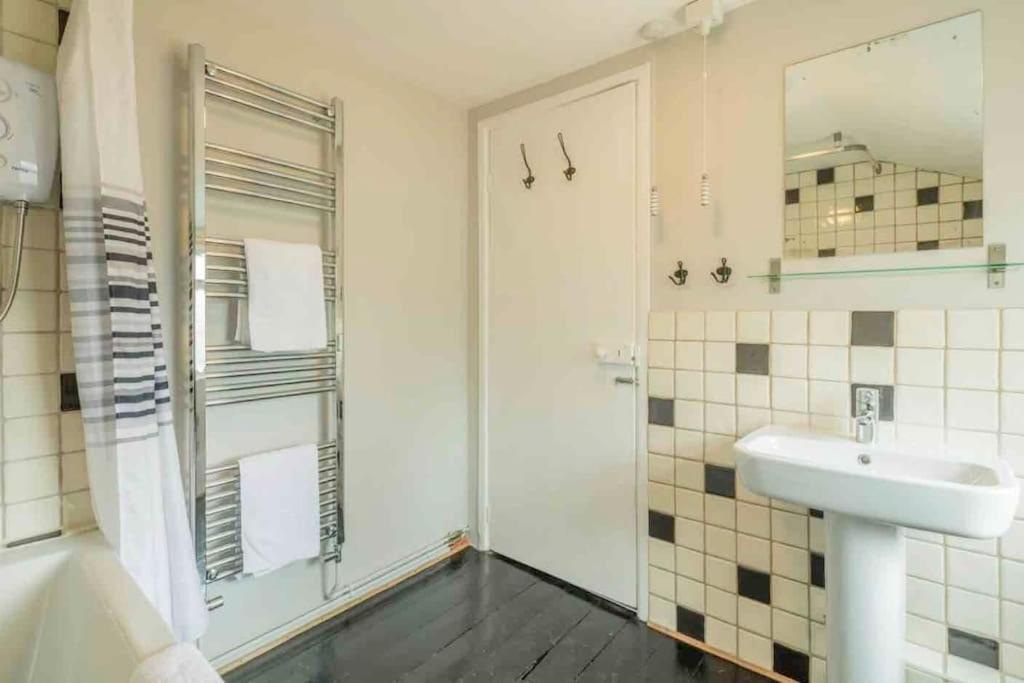 Cambridge 3 bedroom flat with private parking