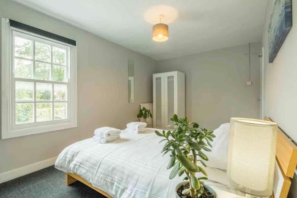Cambridge 3 bedroom flat with private parking