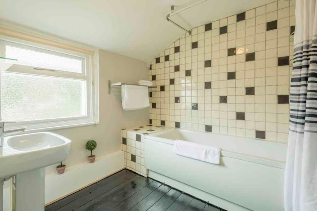 Cambridge 3 bedroom flat with private parking