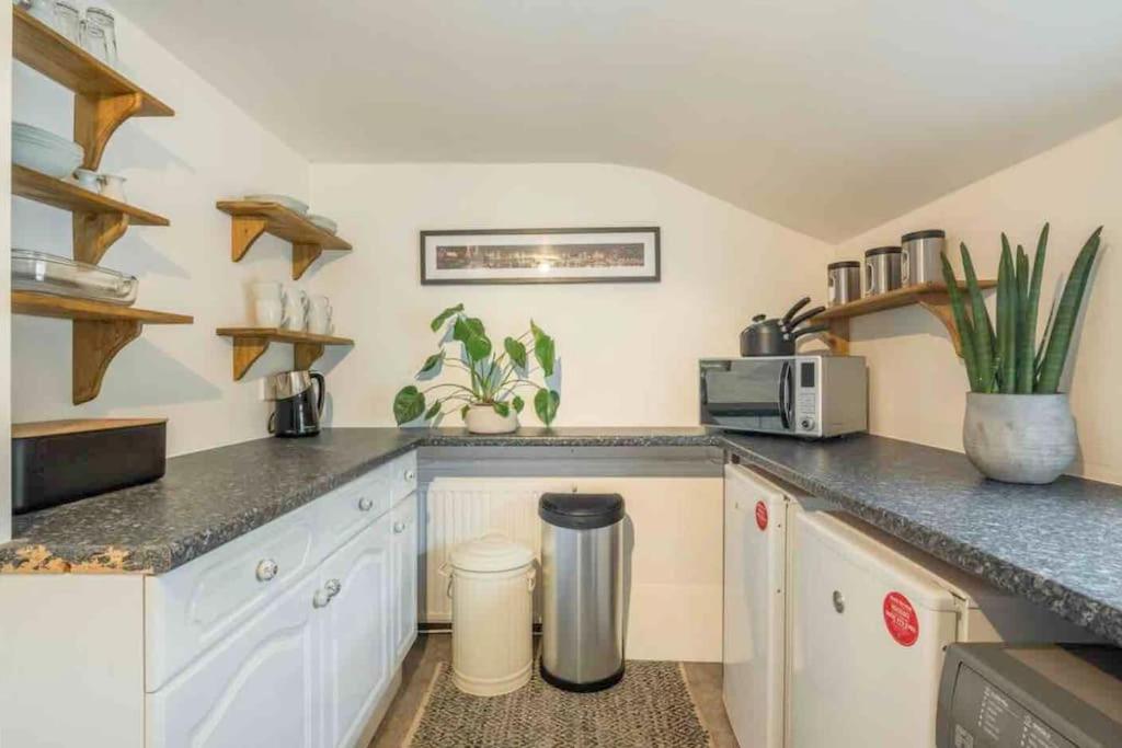 Cambridge 3 bedroom flat with private parking