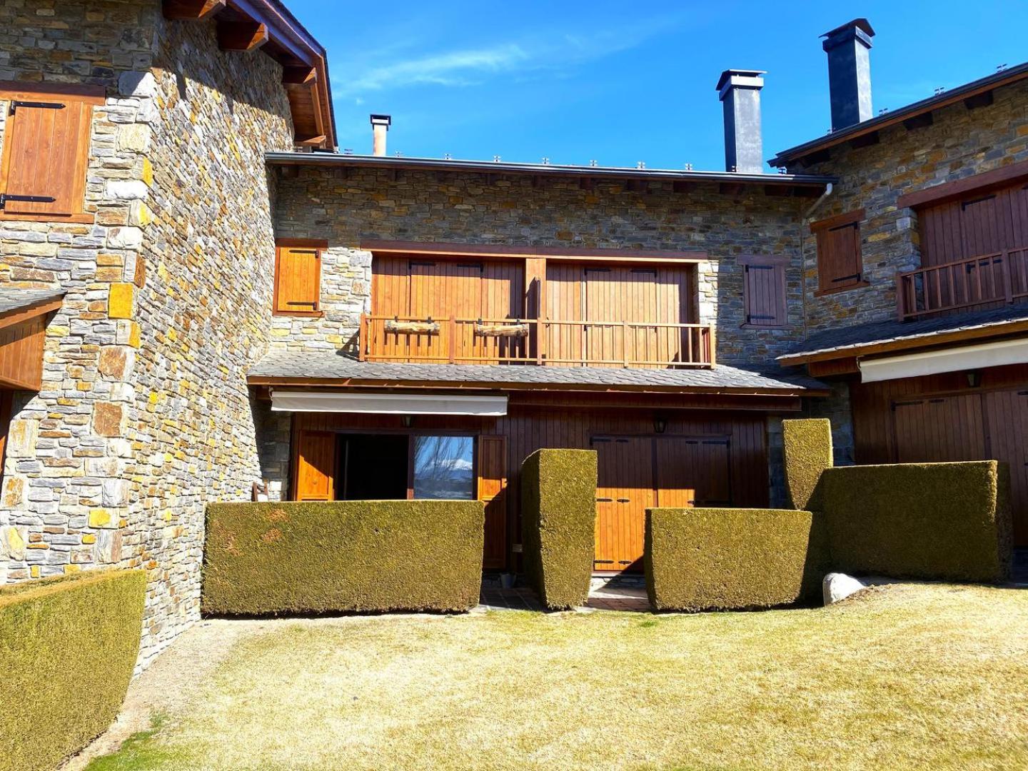 Casa adosada con piscina en Llivia