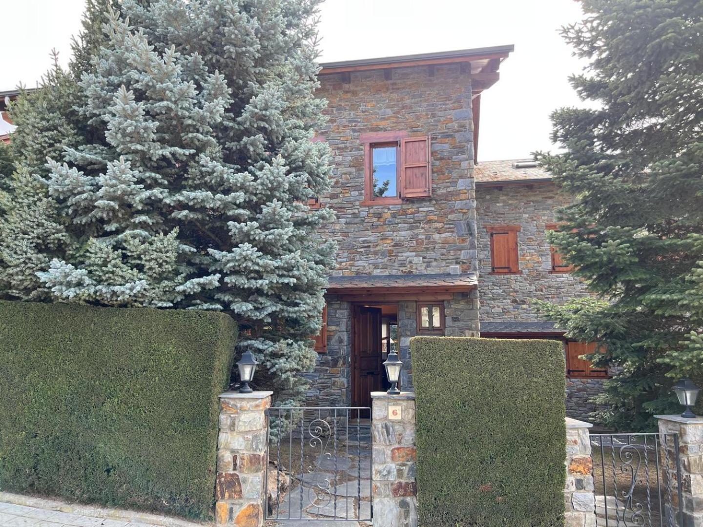 Casa adosada con piscina en Llivia