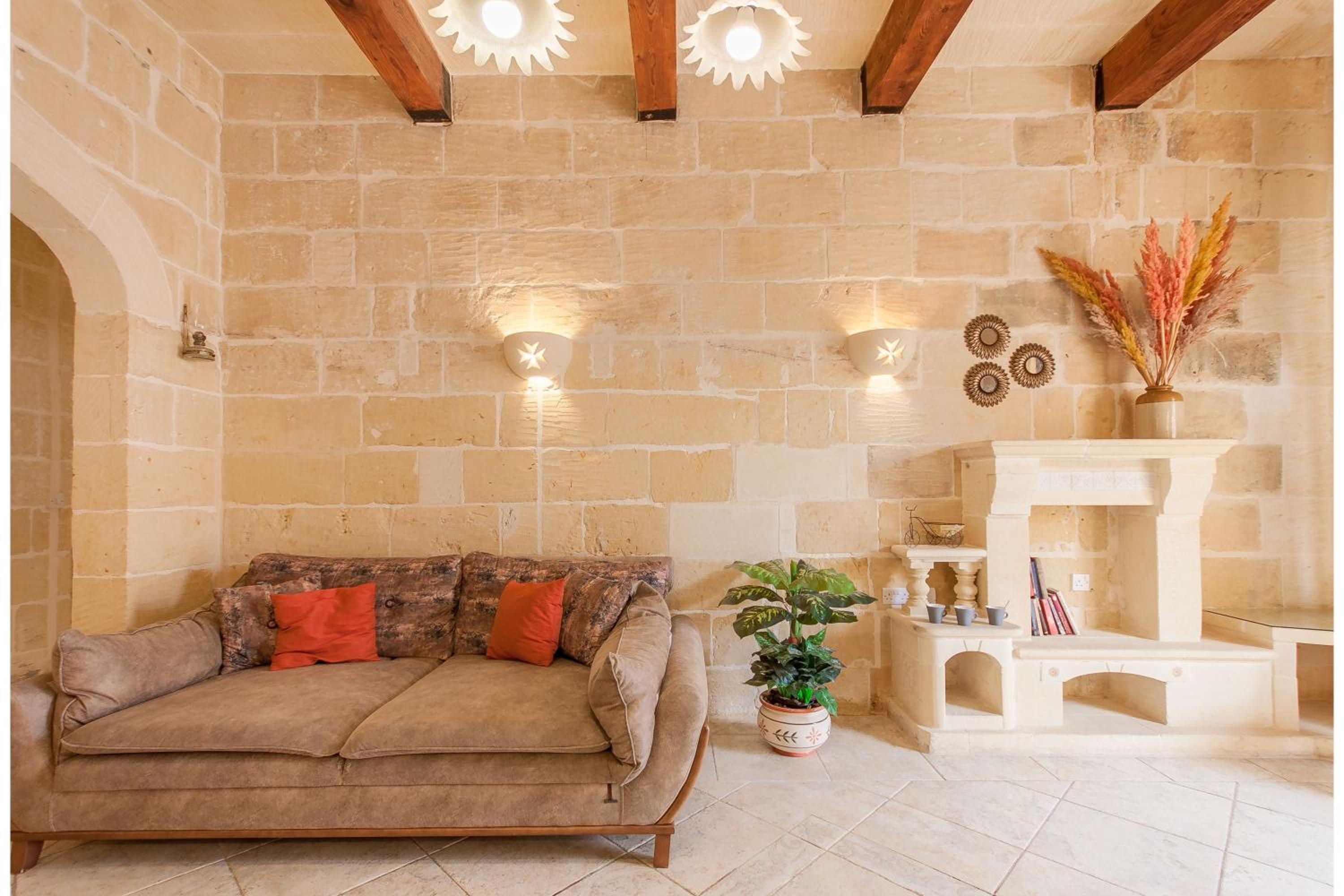 Centre Island Gozitan Farmhouse & Pool - Happy Rentals photo 4