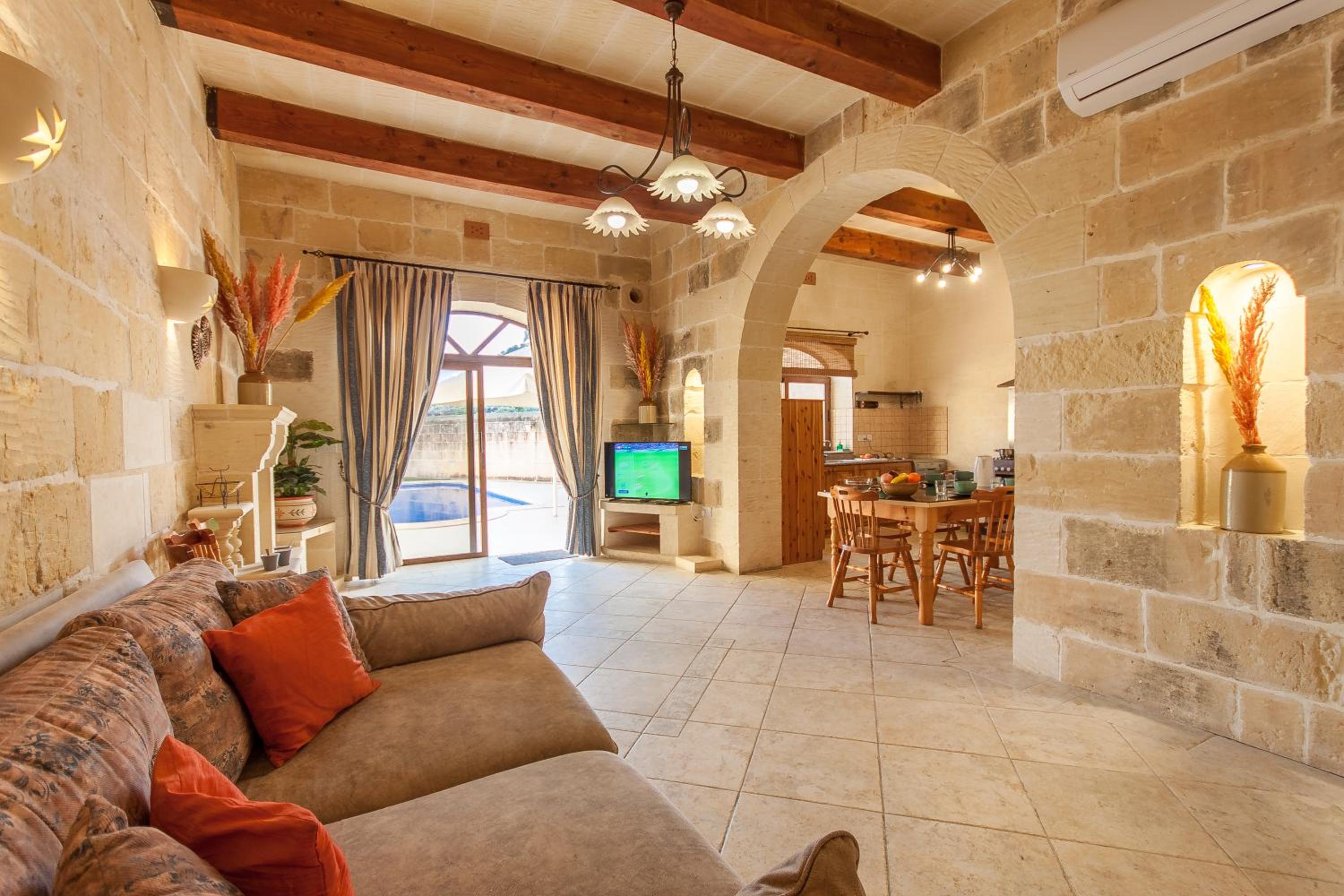 Centre Island Gozitan Farmhouse & Pool - Happy Rentals photo 5
