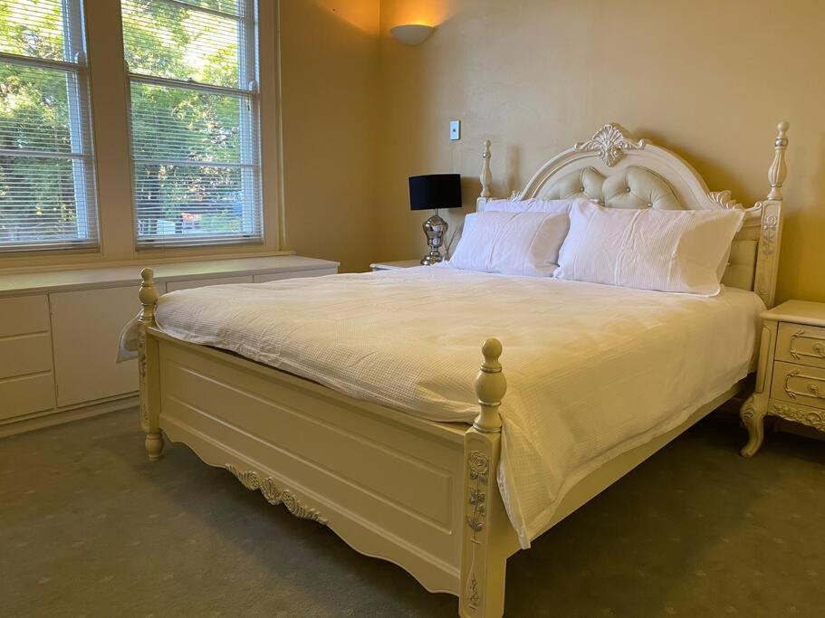 The Captain's Manor - Great location!