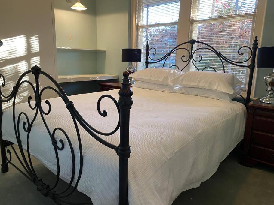 The Captain's Manor - Great location!