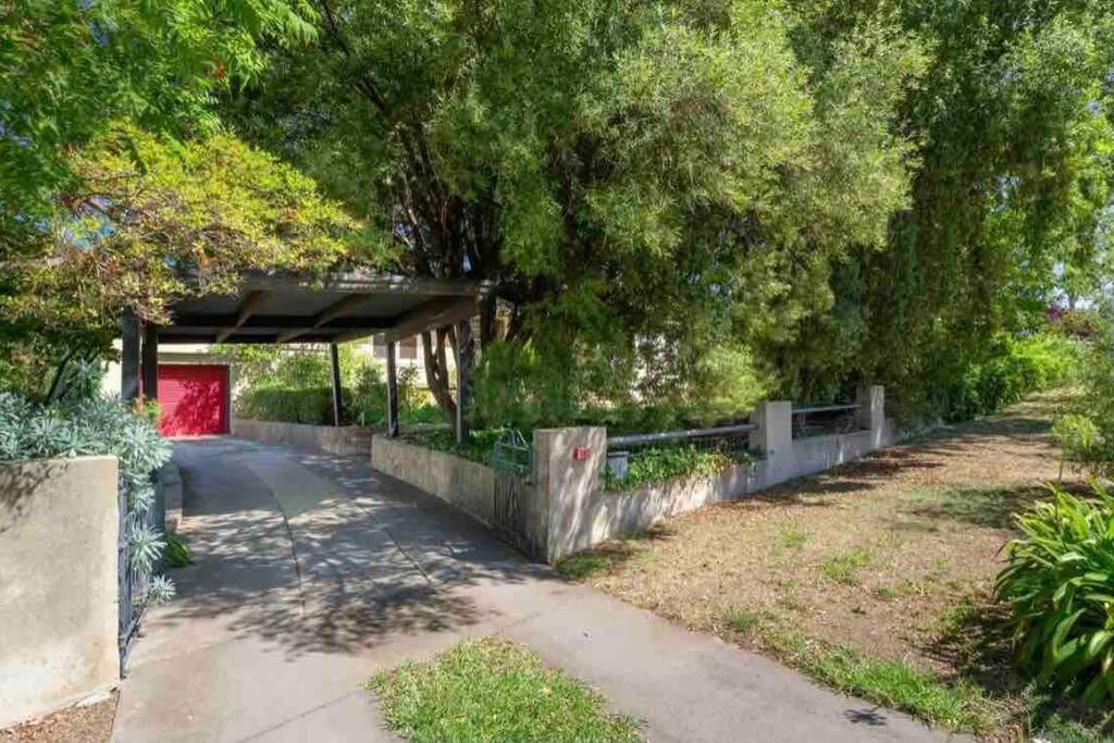 The Captain's Manor - Great location!