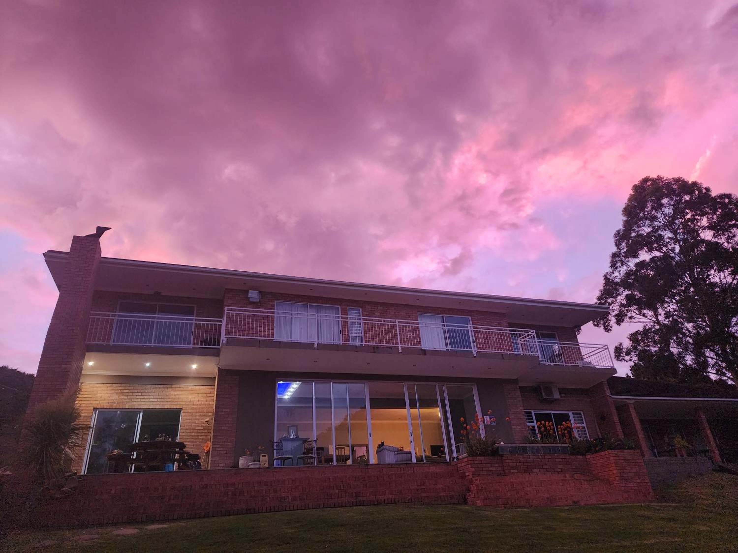 Hotel Mackenzies Accommodation - Image 1