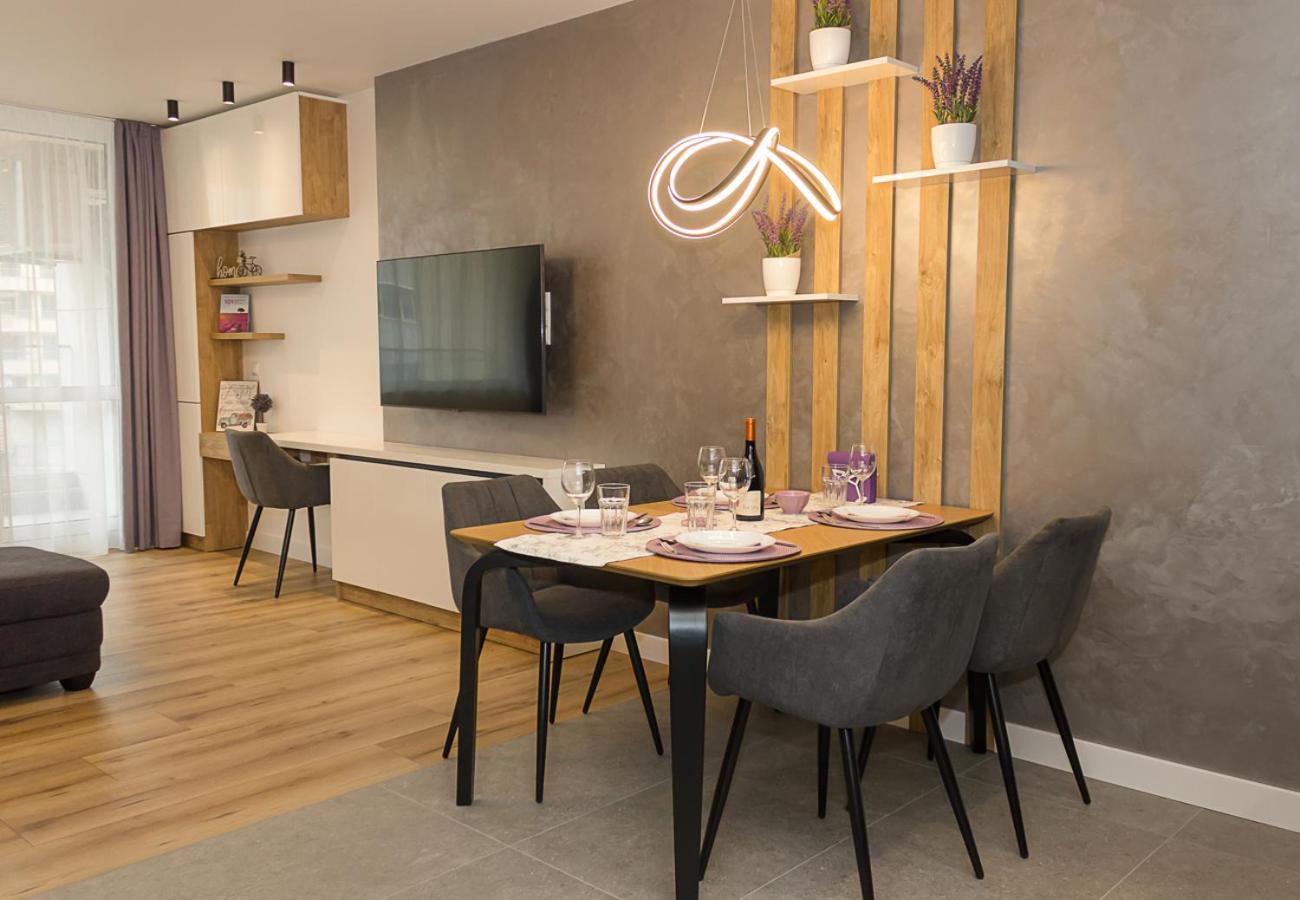Modern Seaside Retreat 1BD Apartments by Flat Mаnager