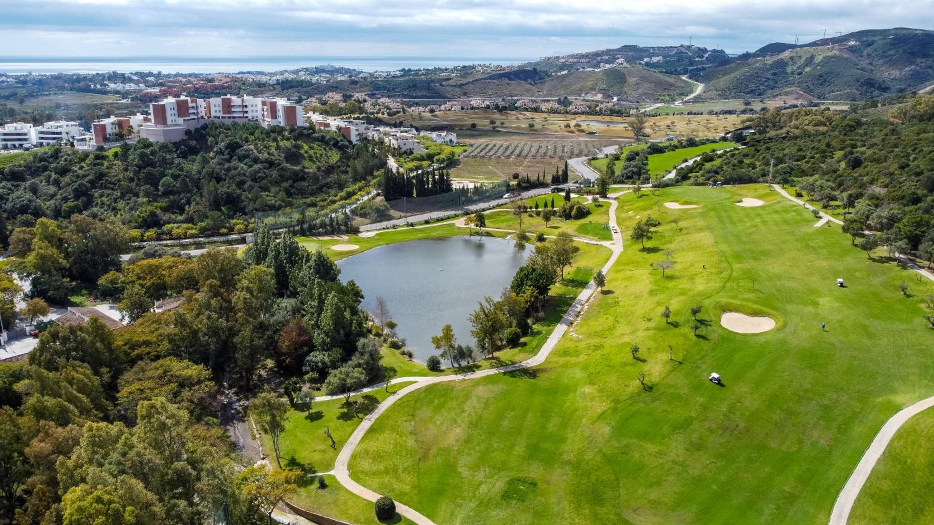 Hotel El Lago de Los Arqueros 2 bedrooms penthouse en Benahavis - Image 1