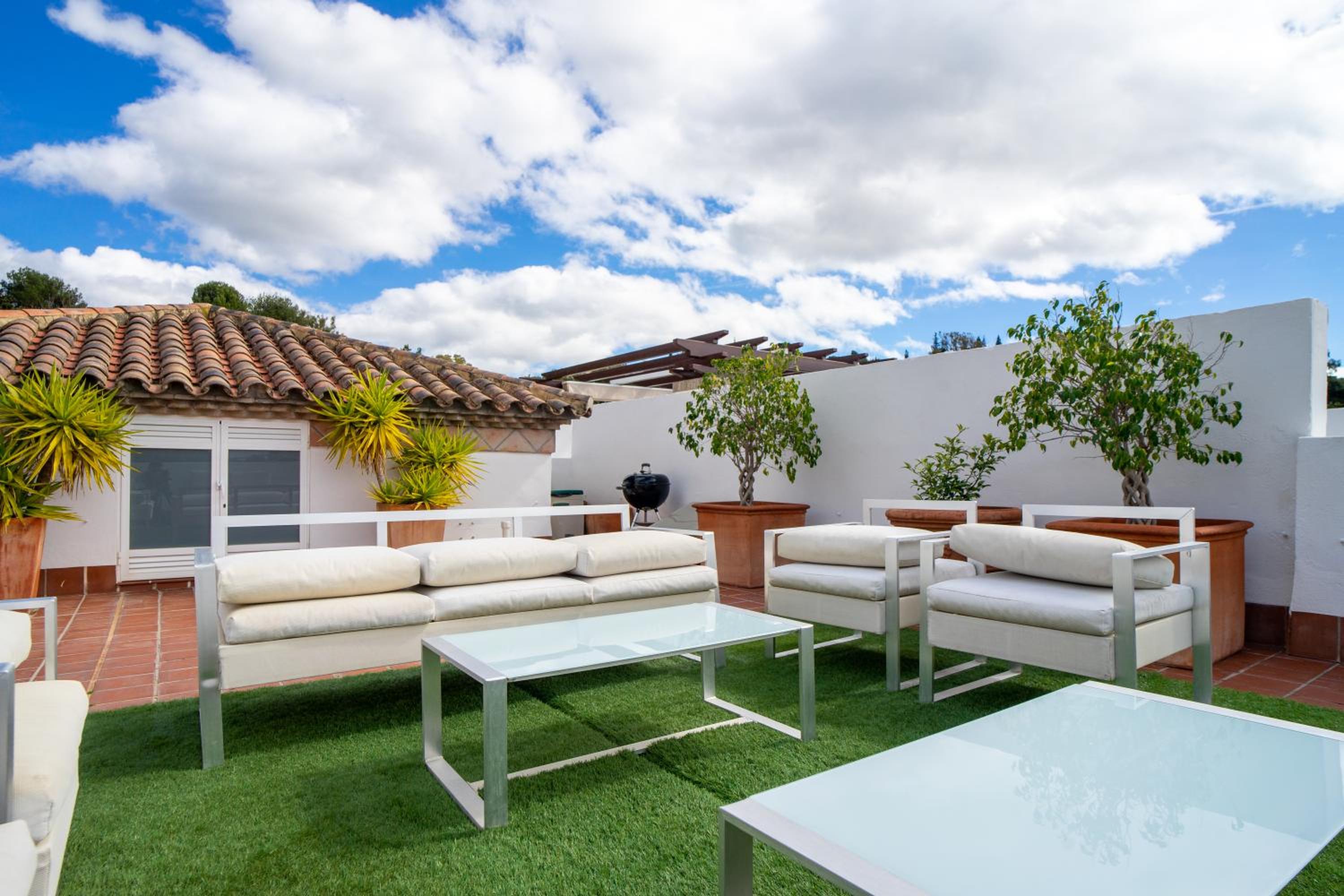 El Lago de Los Arqueros 2 bedrooms penthouse en Benahavis - Image 3