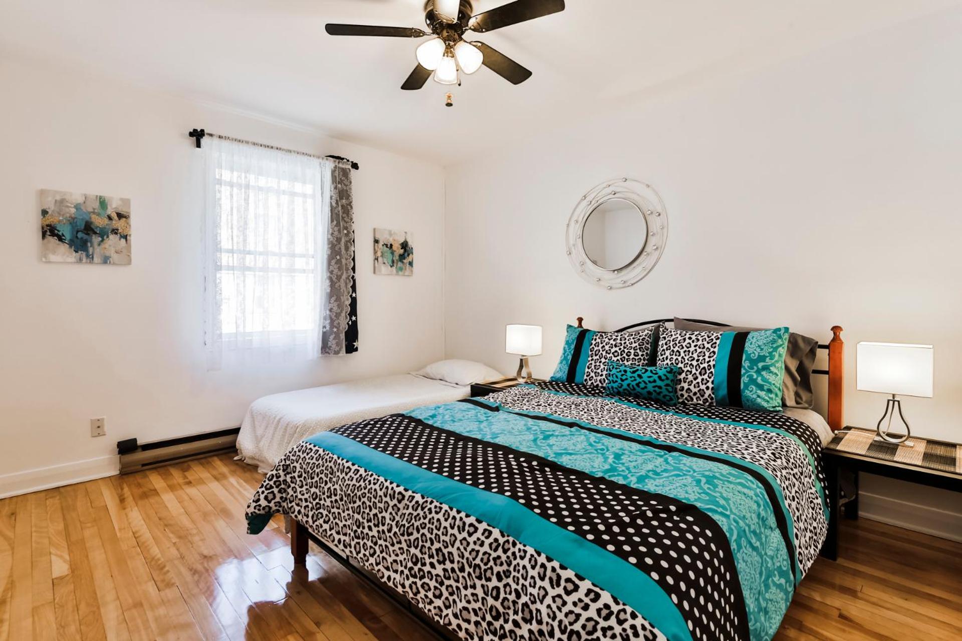 Comfortable 2-BEDROOM APARTMENT - Free and plentiful PARKING - 10 minutes to AIRPORT and 15 minutes to DOWNTOWN Montreal - Near Popular Waterfront Restaura