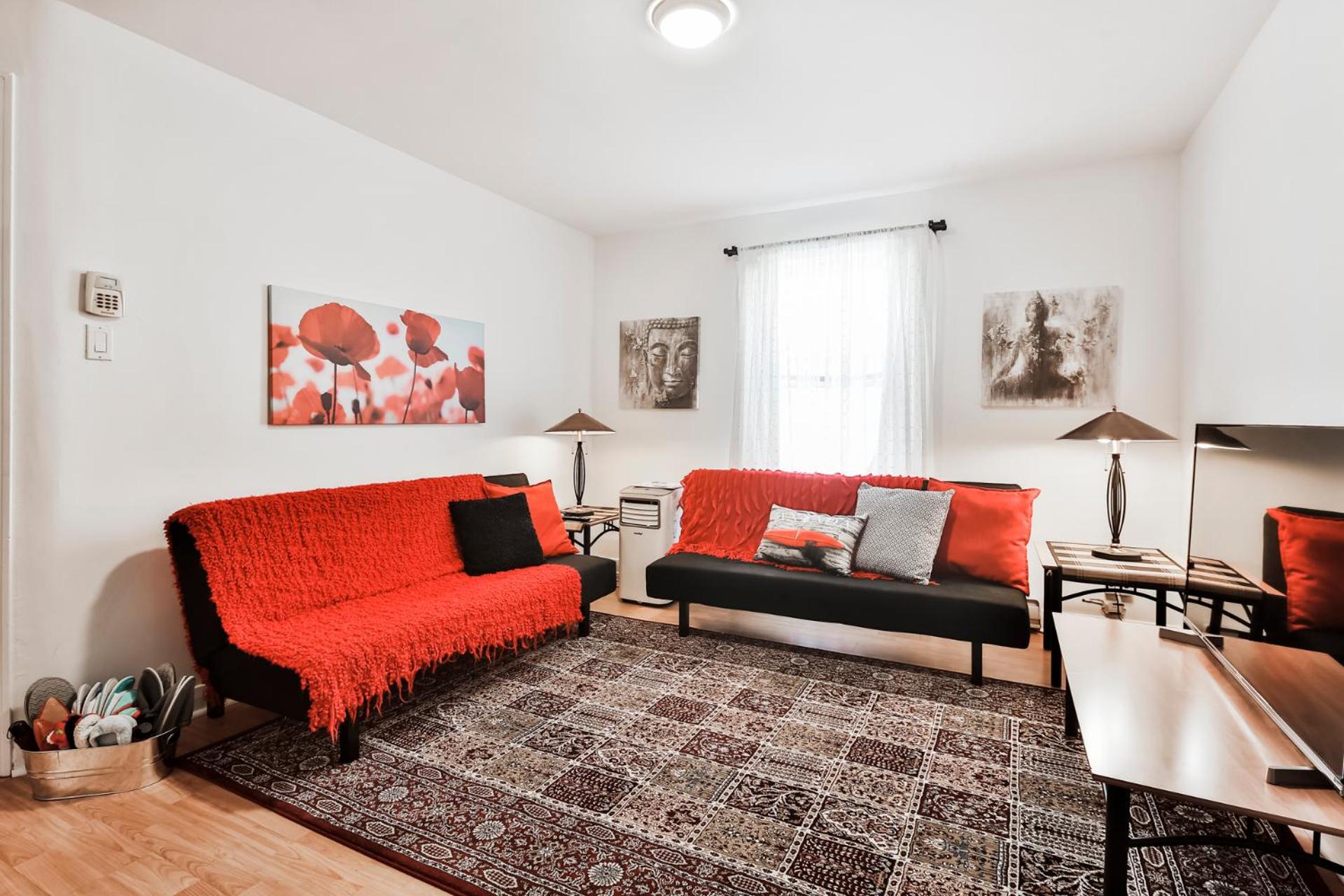 Comfortable 2-BEDROOM APARTMENT - Free and plentiful PARKING - 10 minutes to AIRPORT and 15 minutes to DOWNTOWN Montreal - Near Popular Waterfront Restaura