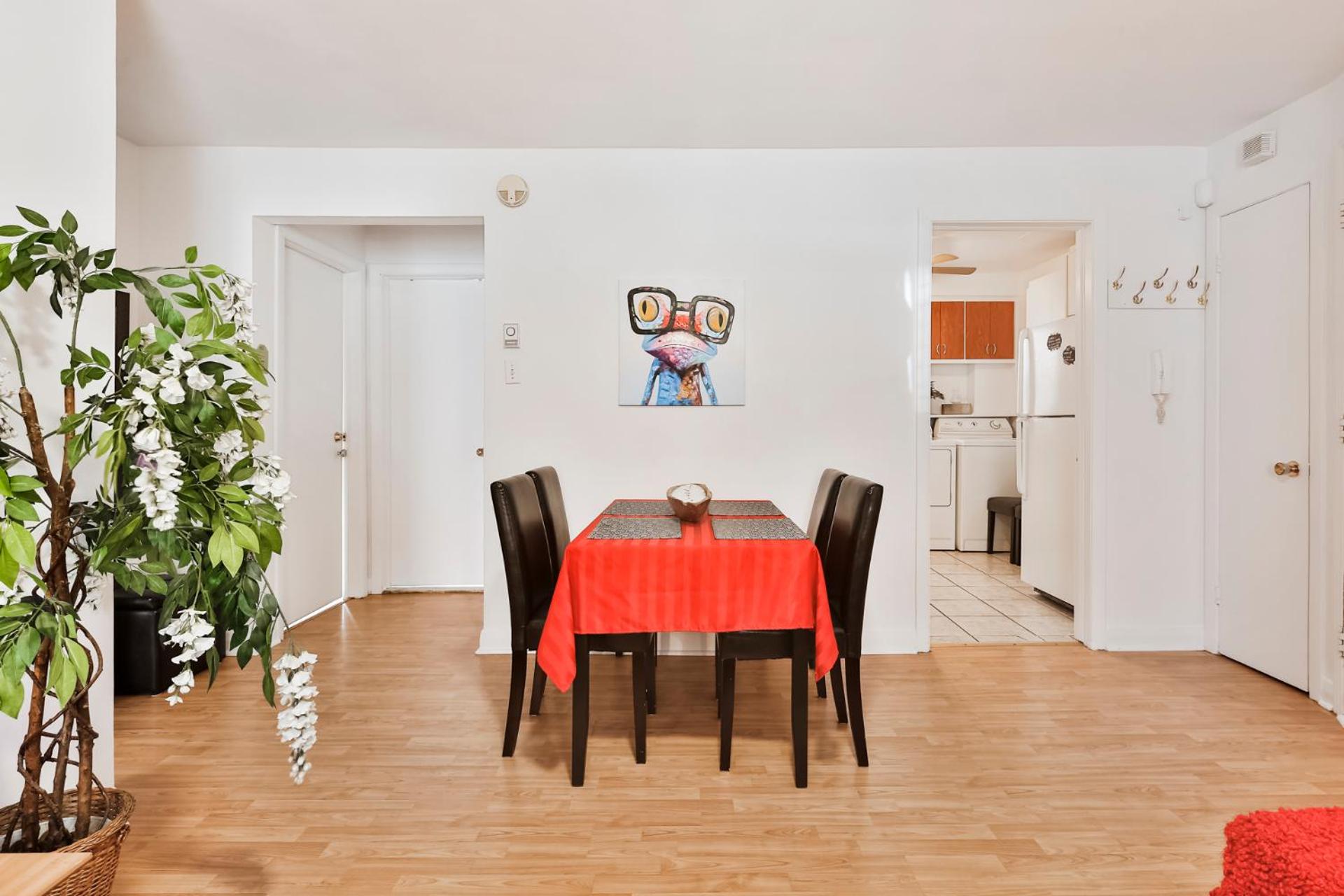 Comfortable 2-BEDROOM APARTMENT - Free and plentiful PARKING - 10 minutes to AIRPORT and 15 minutes to DOWNTOWN Montreal - Near Popular Waterfront Restaura