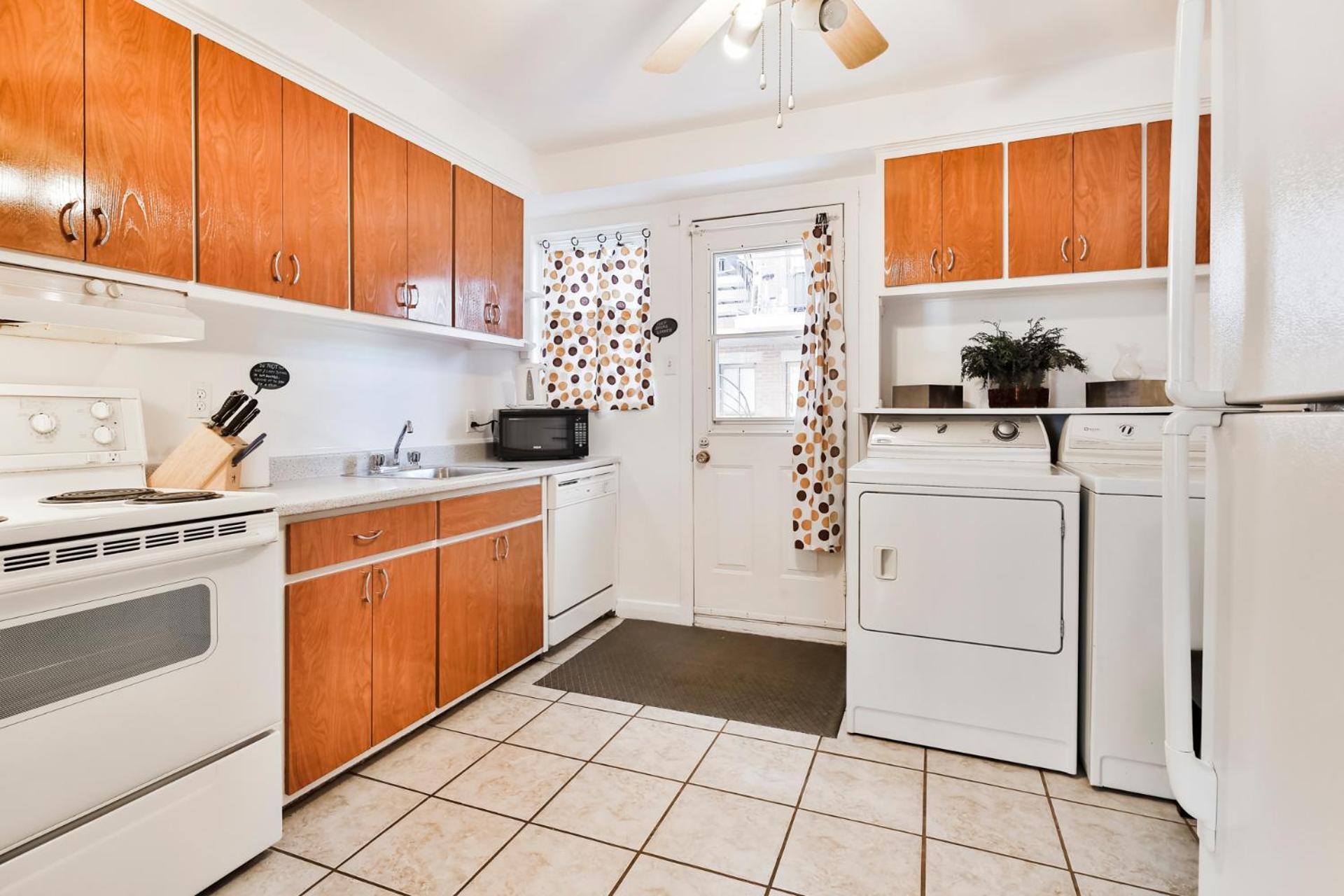 Comfortable 2-BEDROOM APARTMENT - Free and plentiful PARKING - 10 minutes to AIRPORT and 15 minutes to DOWNTOWN Montreal - Near Popular Waterfront Restaura