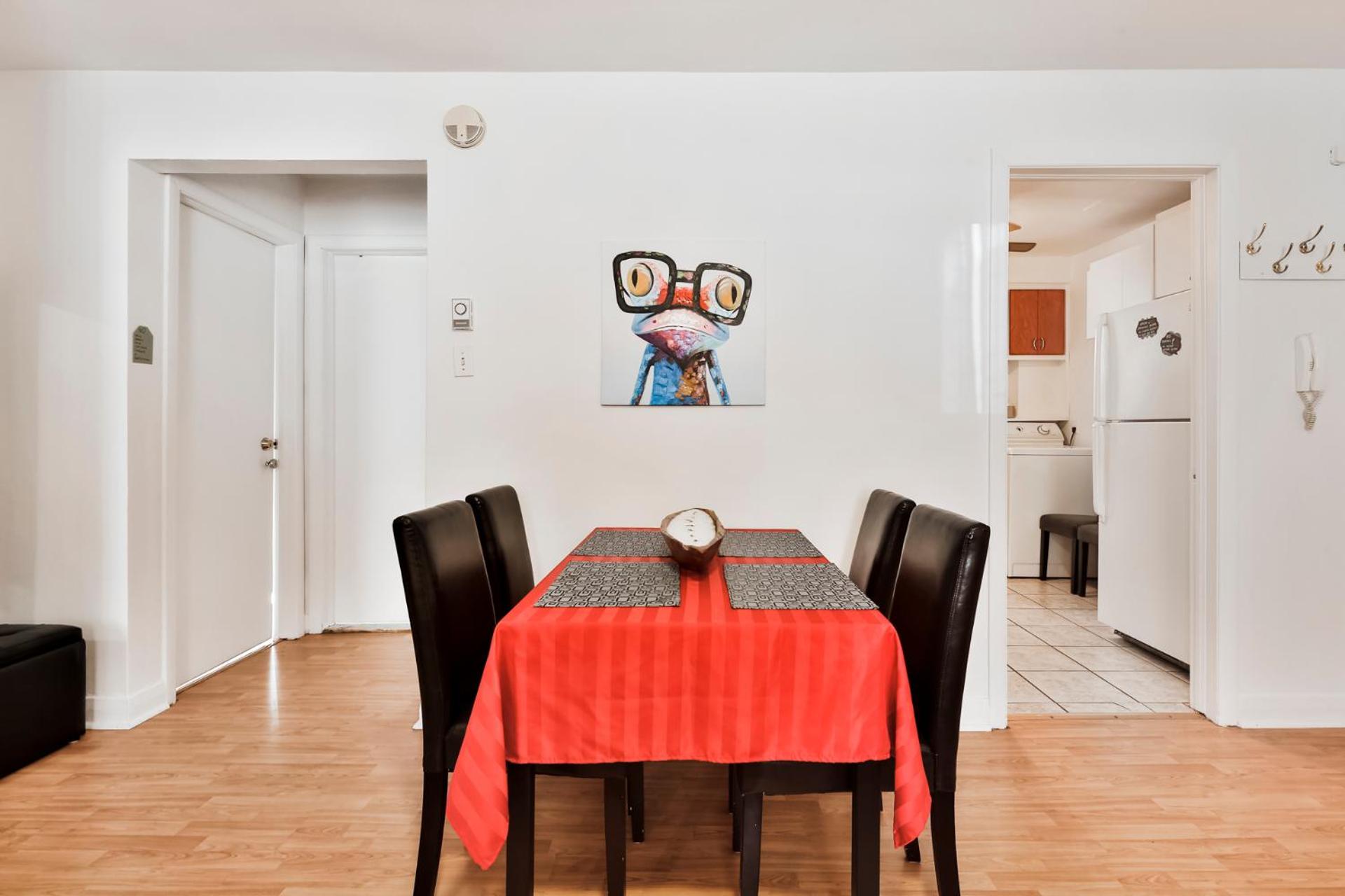 Comfortable 2-BEDROOM APARTMENT - Free and plentiful PARKING - 10 minutes to AIRPORT and 15 minutes to DOWNTOWN Montreal - Near Popular Waterfront Restaura