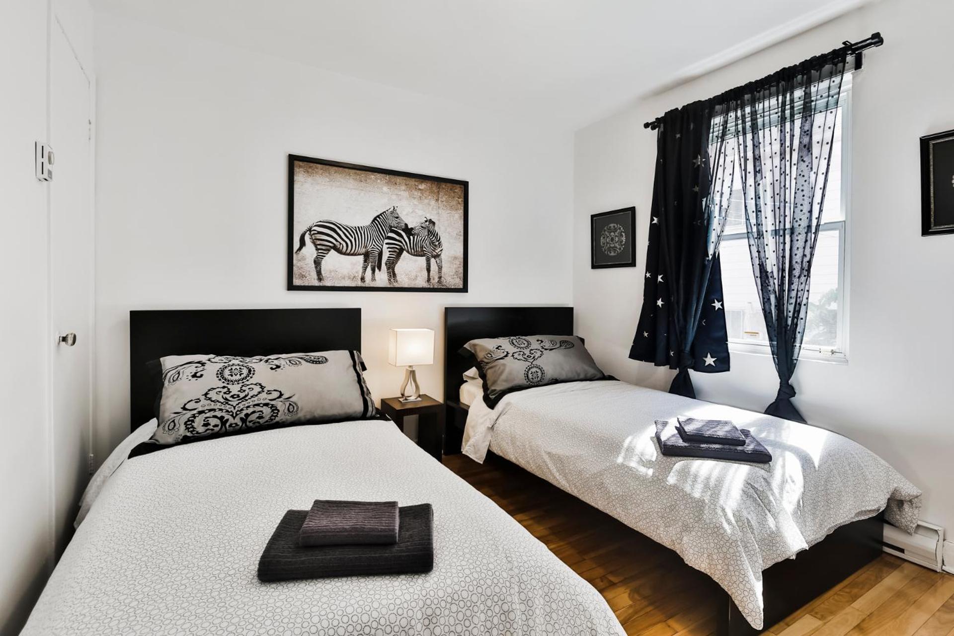 Comfortable 2-BEDROOM APARTMENT - Free and plentiful PARKING - 10 minutes to AIRPORT and 15 minutes to DOWNTOWN Montreal - Near Popular Waterfront Restaura