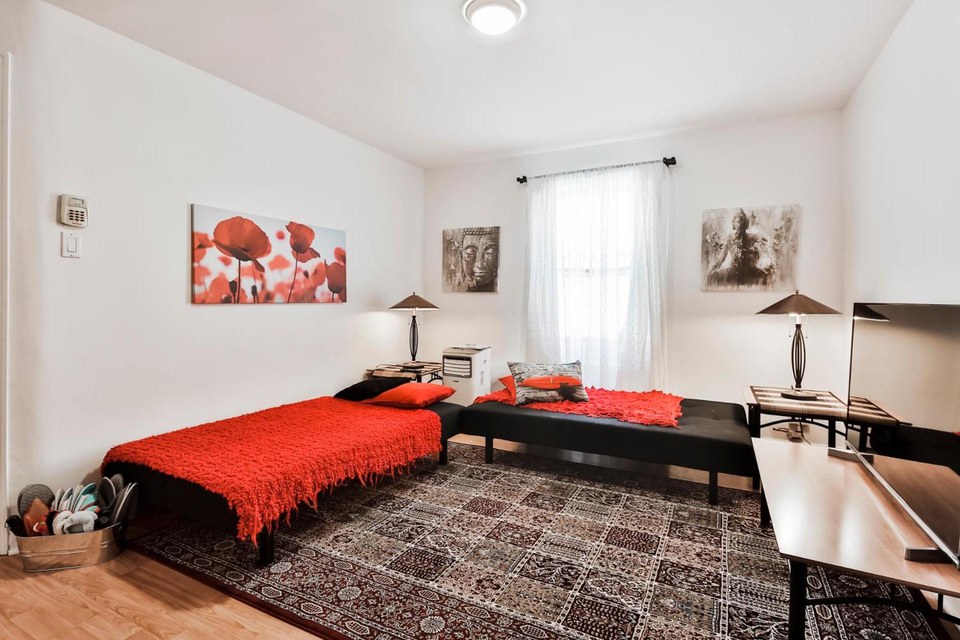 Comfortable 2-BEDROOM APARTMENT - Free and plentiful PARKING - 10 minutes to AIRPORT and 15 minutes to DOWNTOWN Montreal - Near Popular Waterfront Restaura