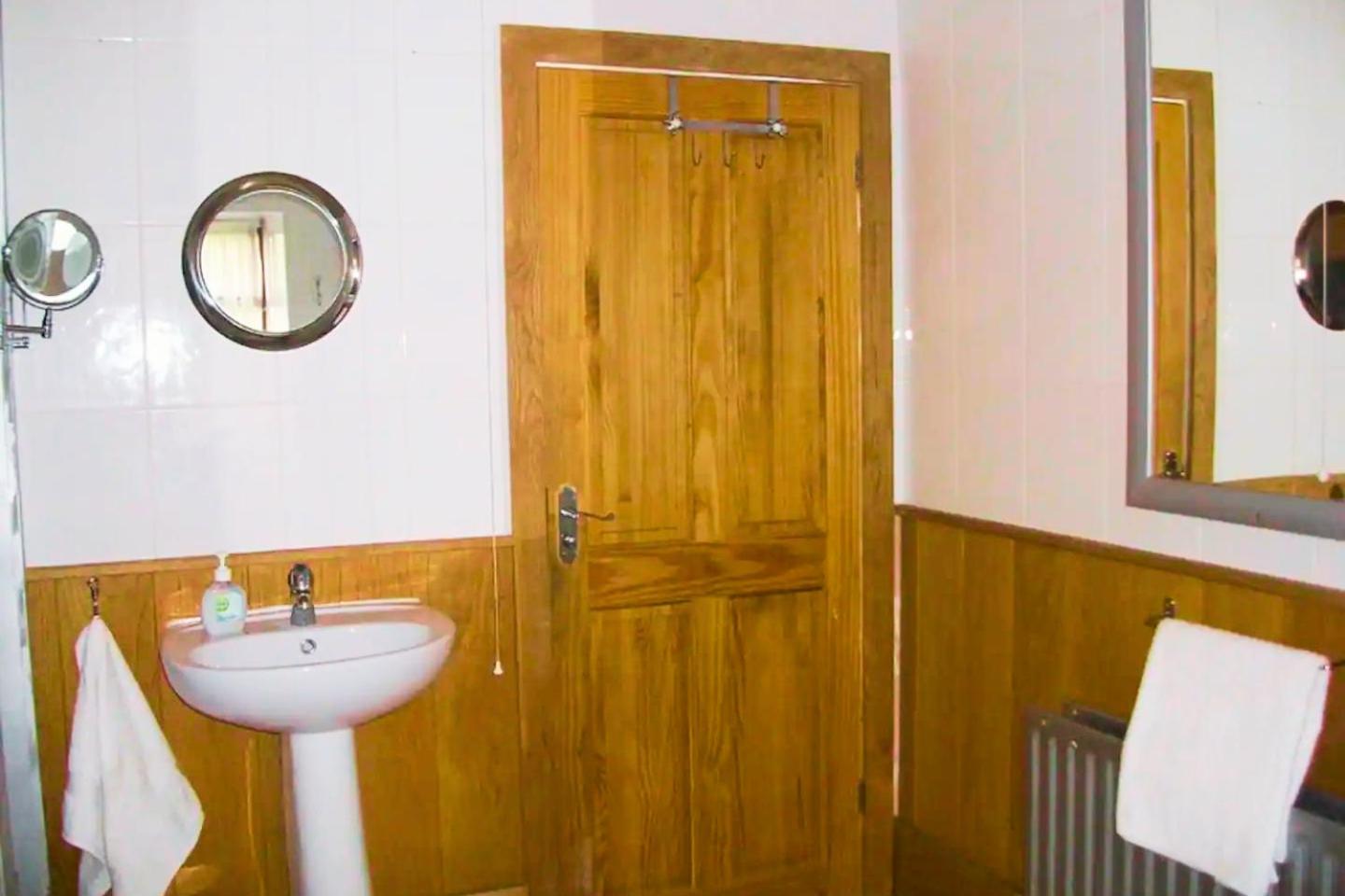 Authentic Irish Cottage, Rural Ballymascanlon