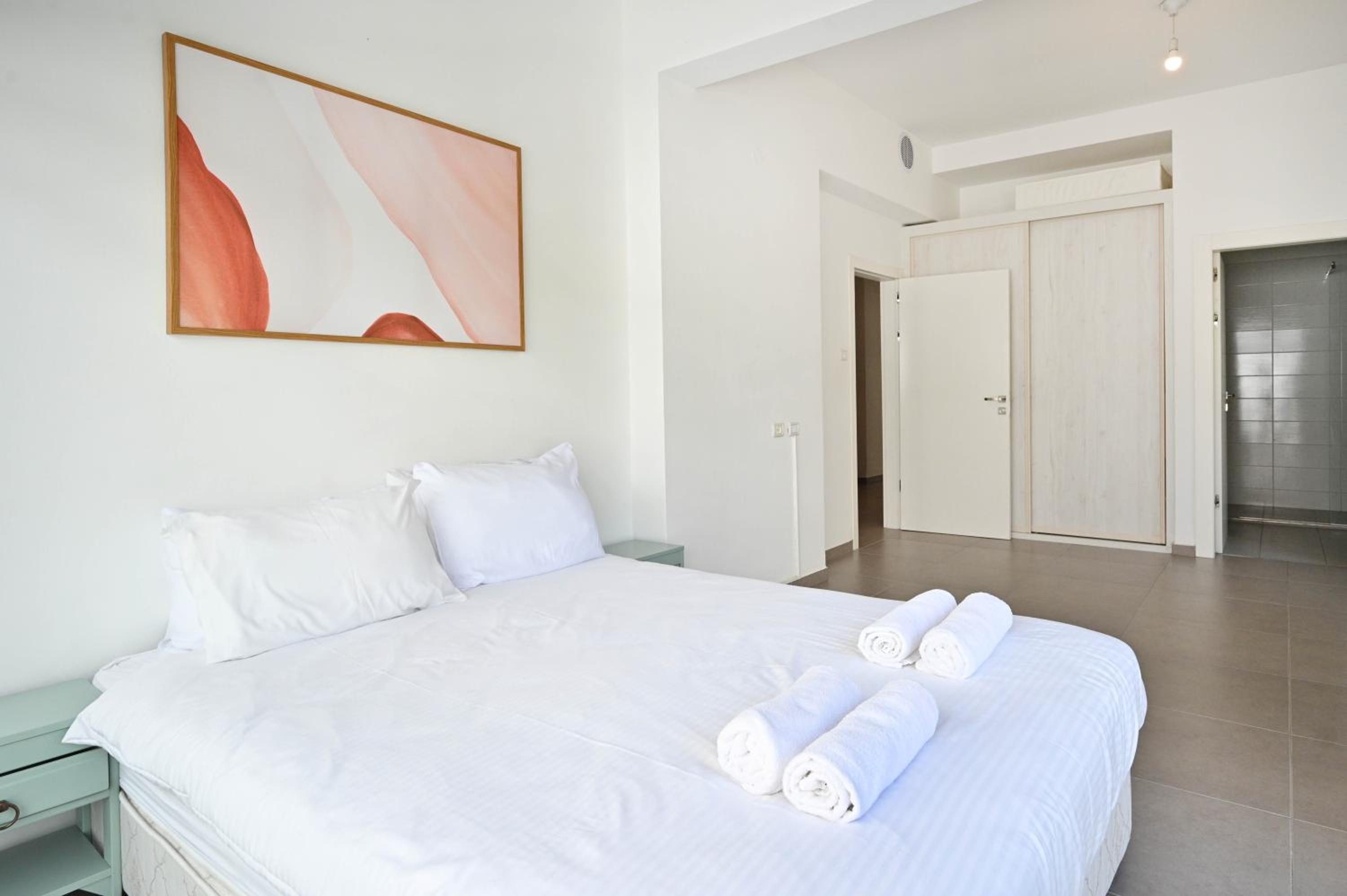 Luminous 3-BR in the Heart of Shenkin by HolyGuest