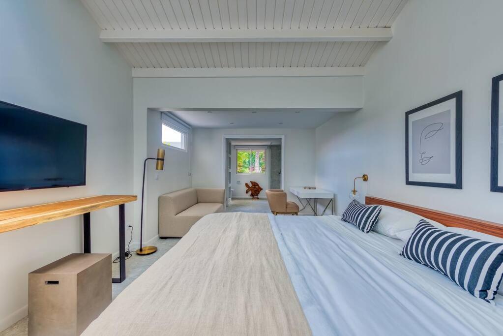 Surfsong Villa- Luxury Water Front Villa for 12
