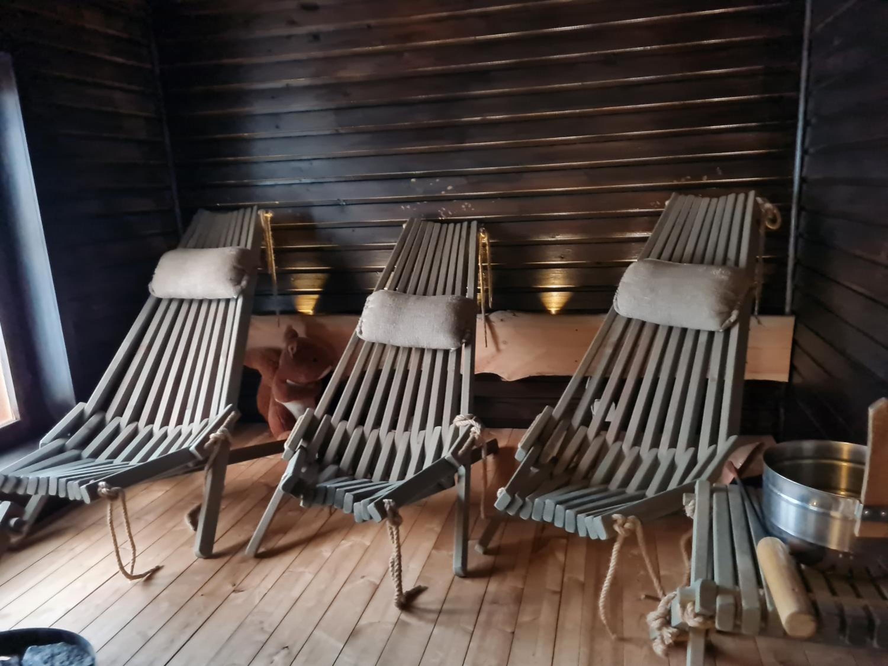 Nauti luonnon rauhasta Jataniemen Uittotuvassa.