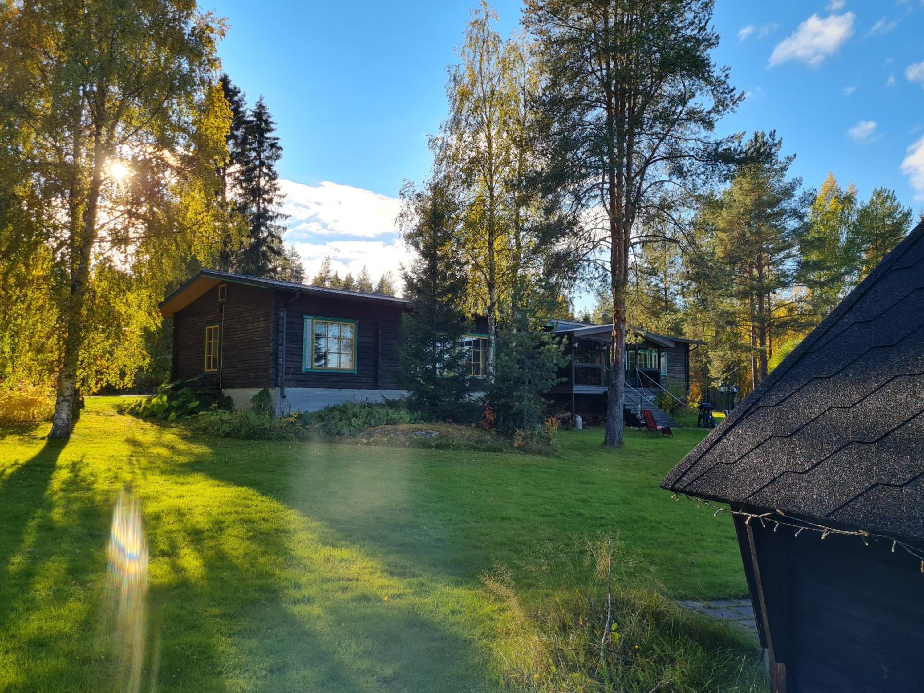 Nauti luonnon rauhasta Jataniemen Uittotuvassa.
