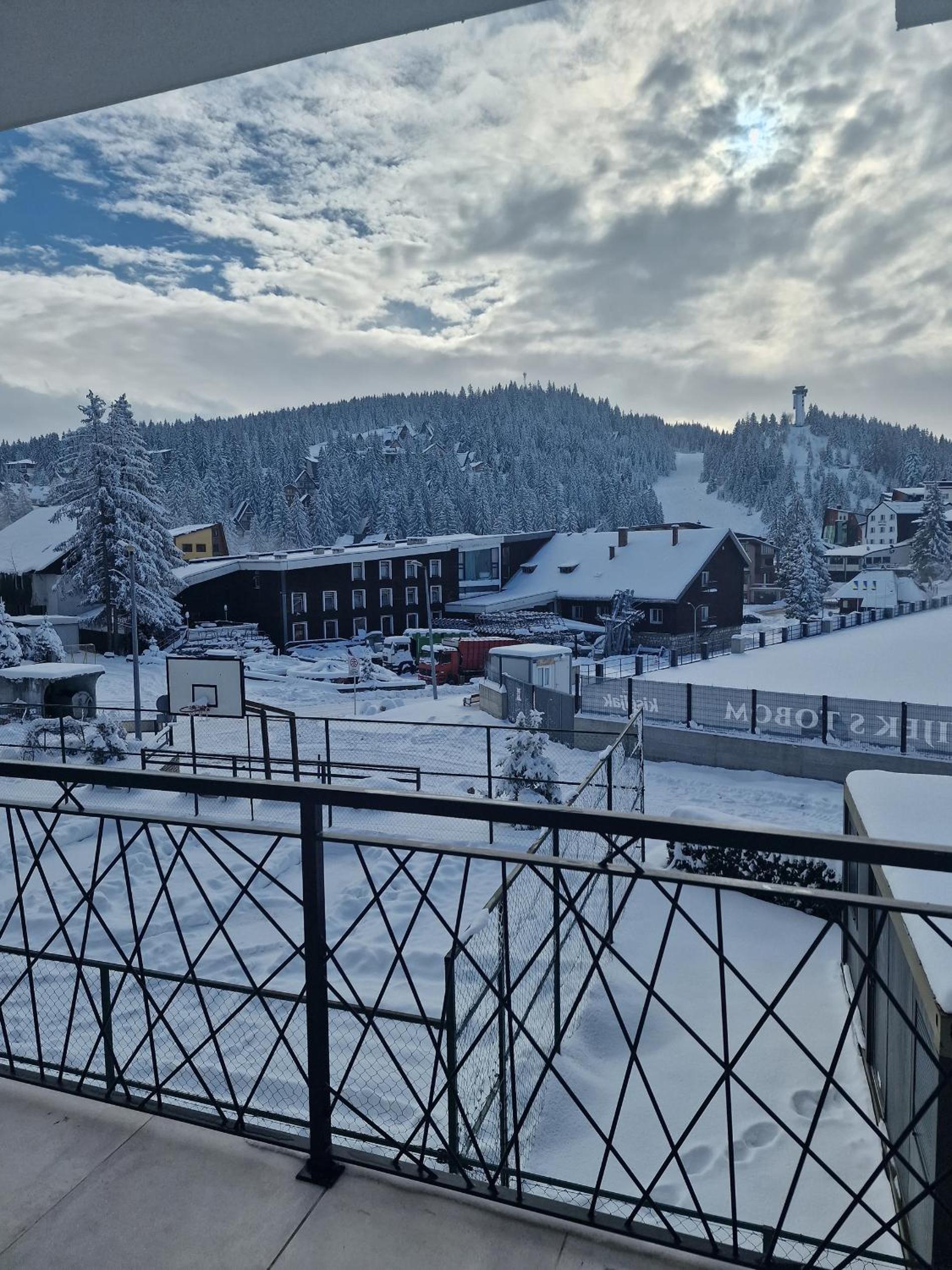 Apartments and Rooms Ski