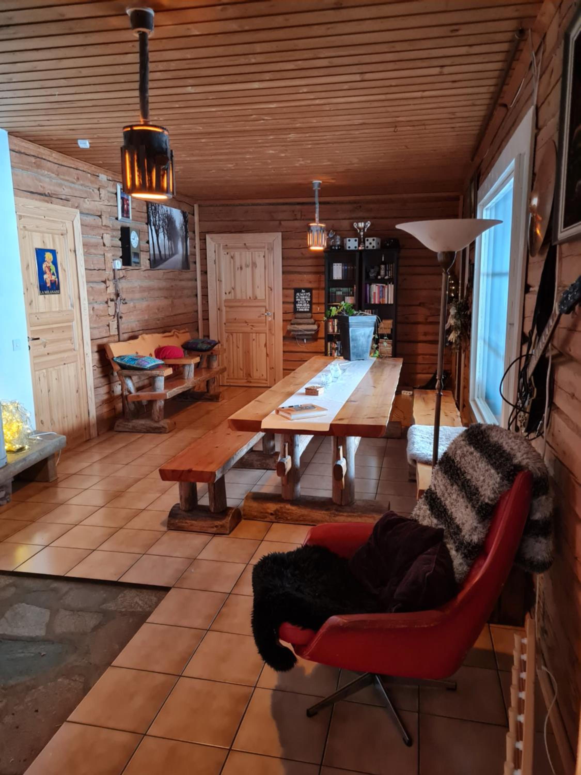 Nauti luonnon rauhasta Jataniemen Uittotuvassa.