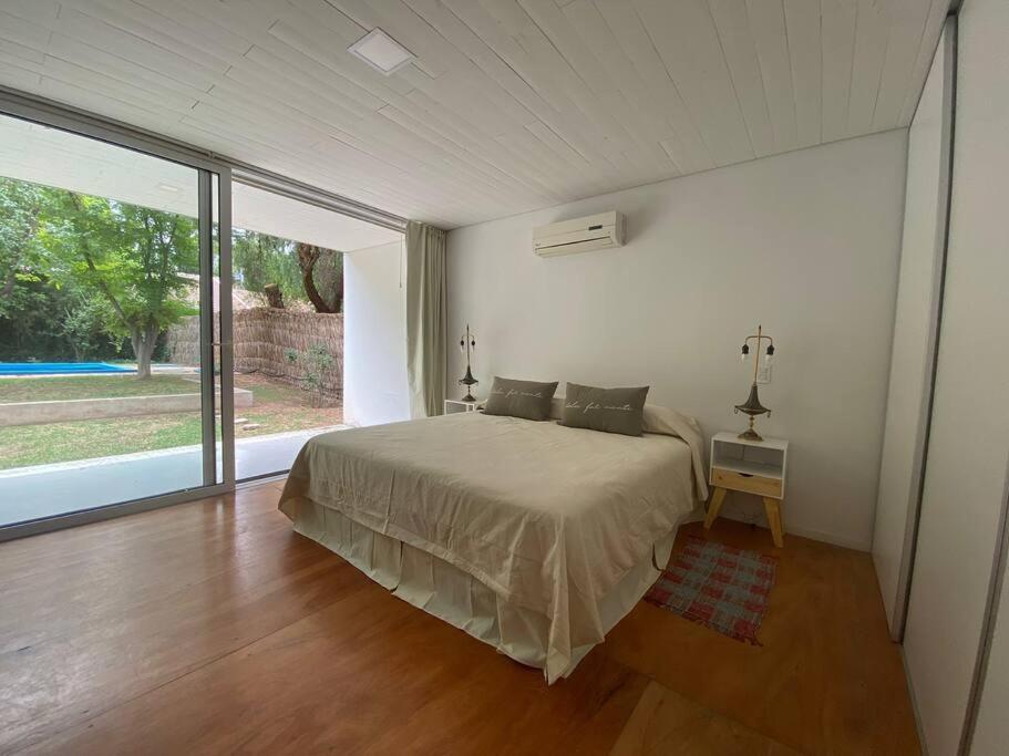 Casa en Chacras de Coria c/jardín/parrilla/piscina