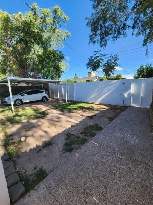 Casa en Chacras de Coria c/jardín/parrilla/piscina