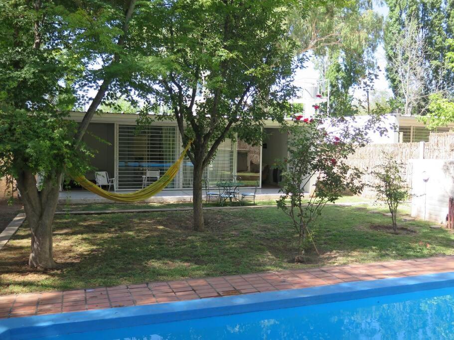 Casa en Chacras de Coria c/jardín/parrilla/piscina