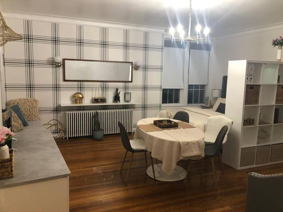 Private Rooms in TownHouse w Shared Baths Qn Bed 1-3ppl view 5