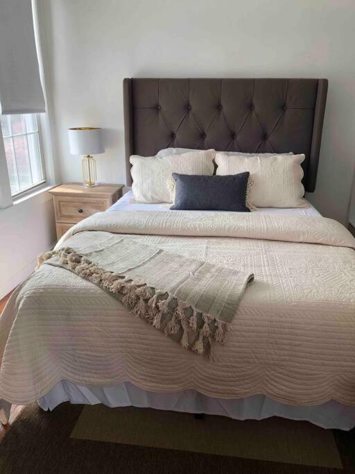 Private Rooms in TownHouse w Shared Baths Qn Bed 1-3ppl view 4