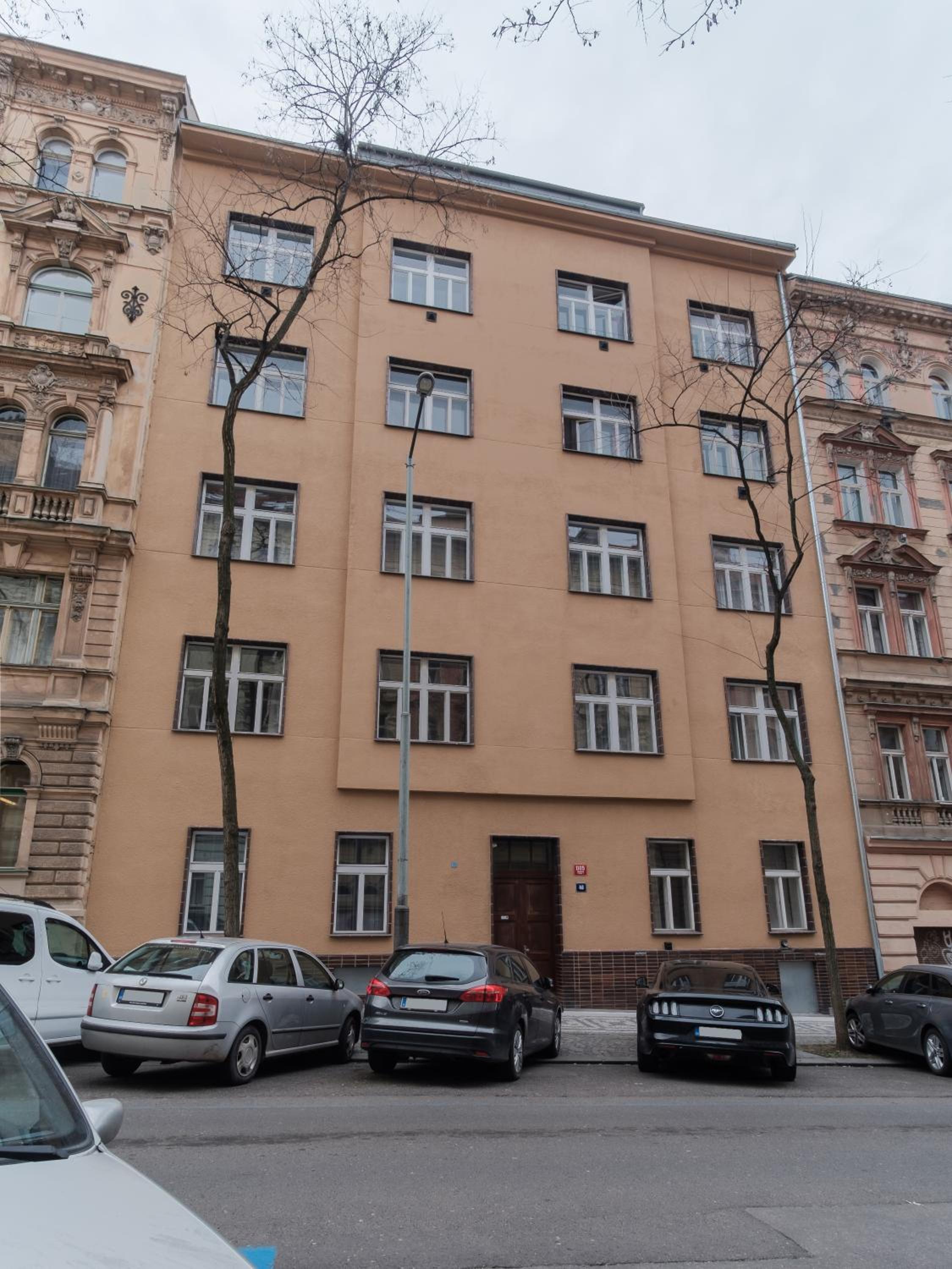 Prague Days - Modern Studios - 7 min Wenceslas Square
