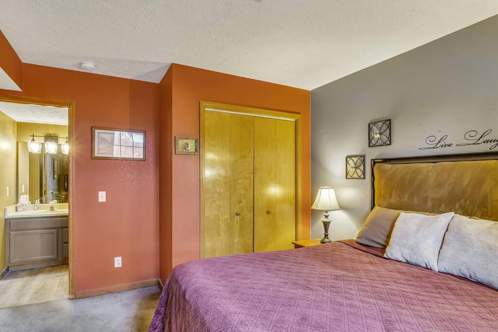 3 Bedroom Log Cabin Condo close to Everything! view 2