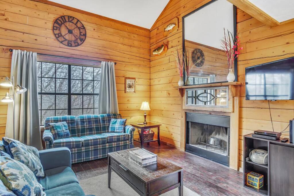3 Bedroom Log Cabin Condo close to Everything! view 3