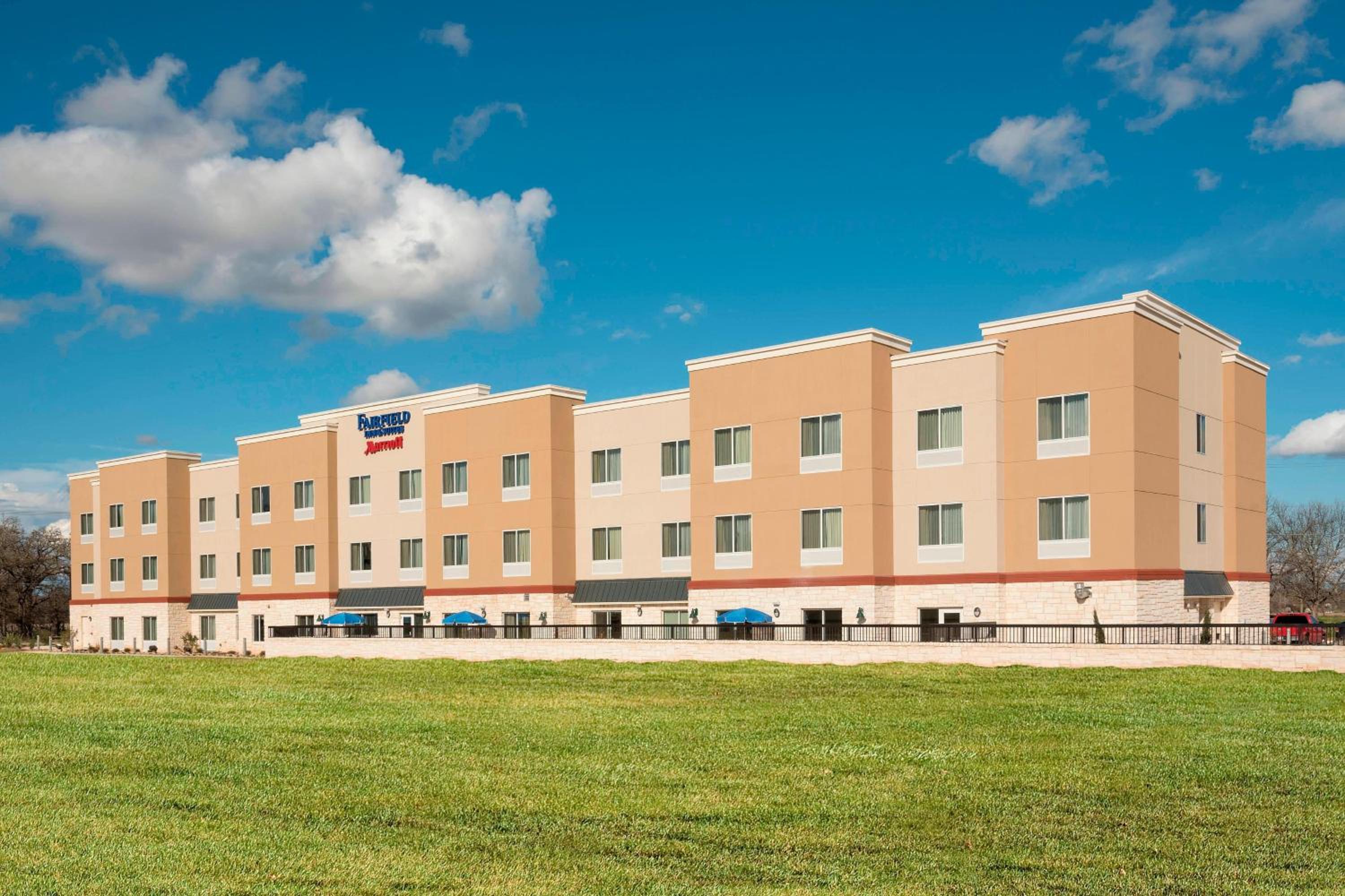 Hotel Fairfield Inn & Suites by Marriott Fredericksburg Texas - Image 1