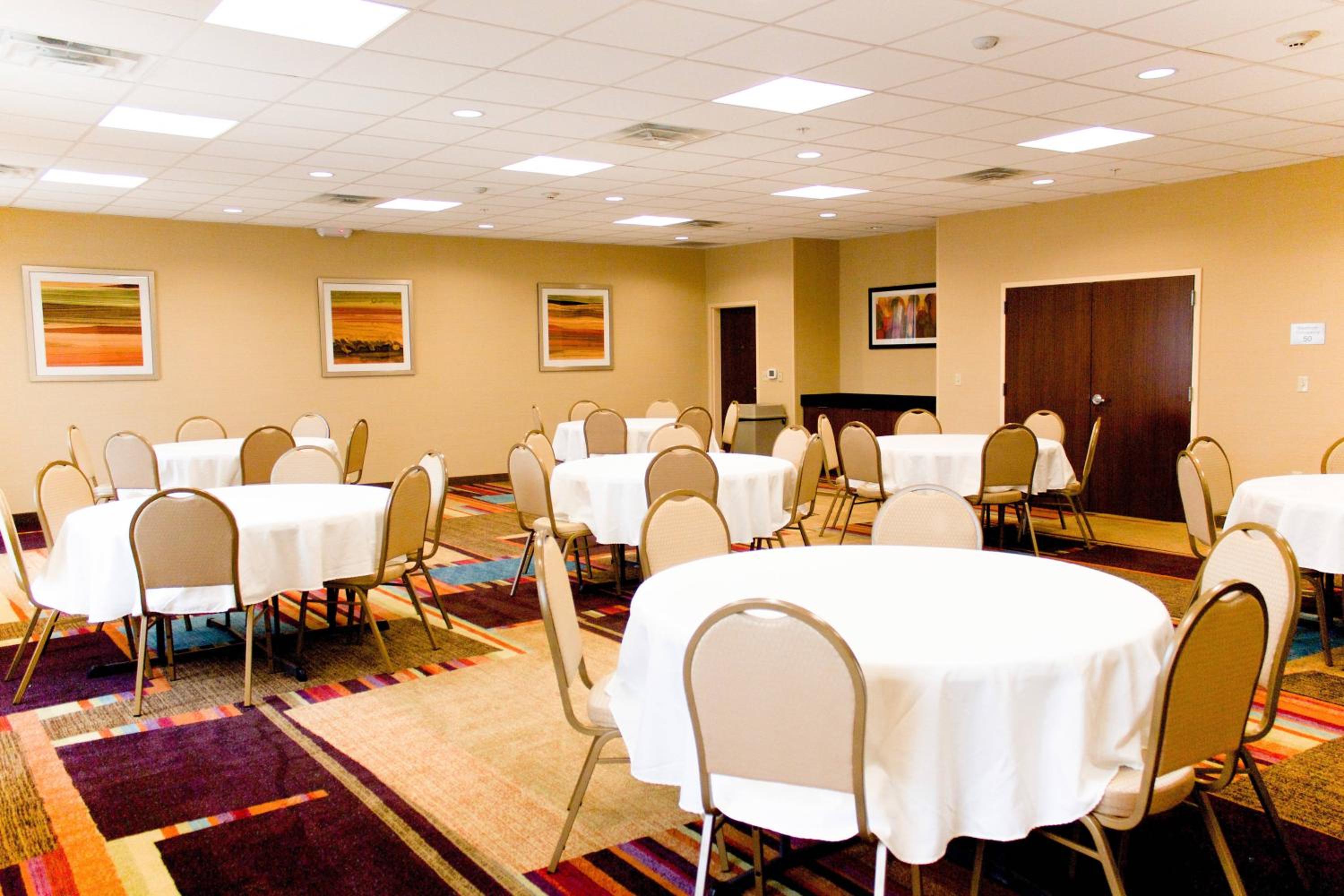 Hutchinson Vacations - Fairfield Inn and Suites Hutchinson - Property Image 2