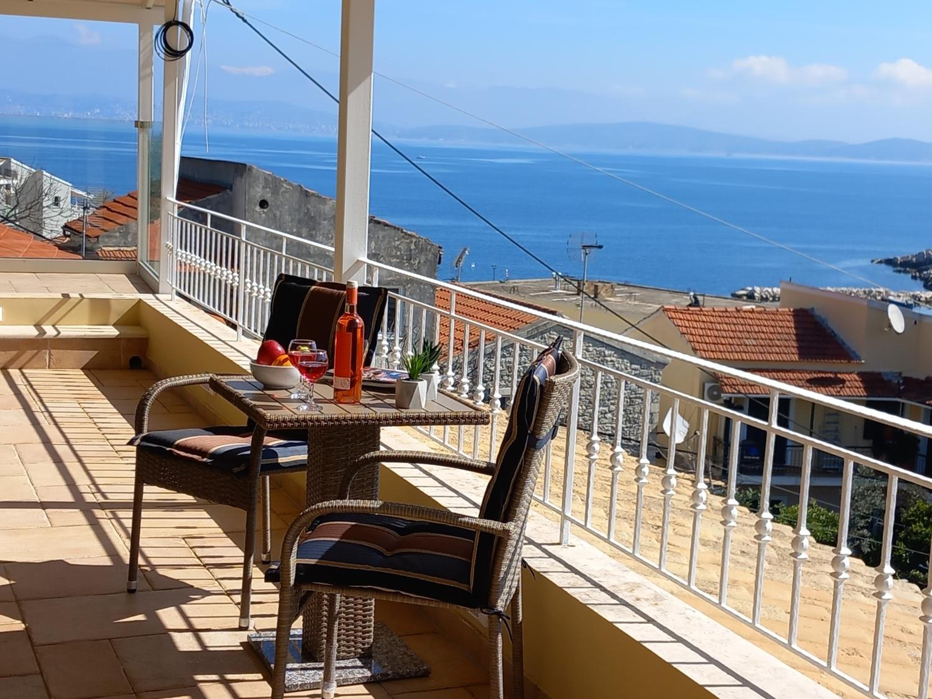 Solaris Methea- Luxury Central Villa by the Castle