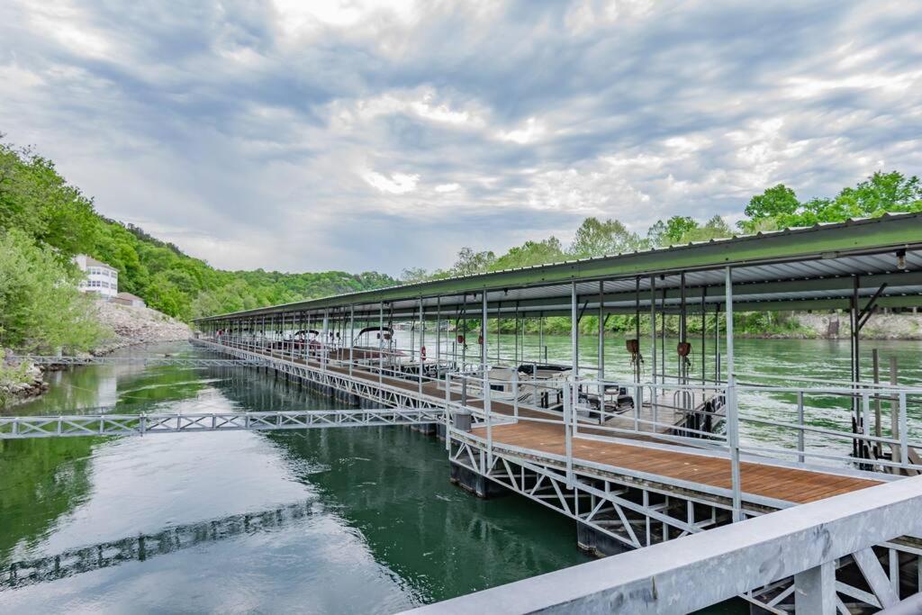 Penthouse overlooking Lake Taneycomo view 4