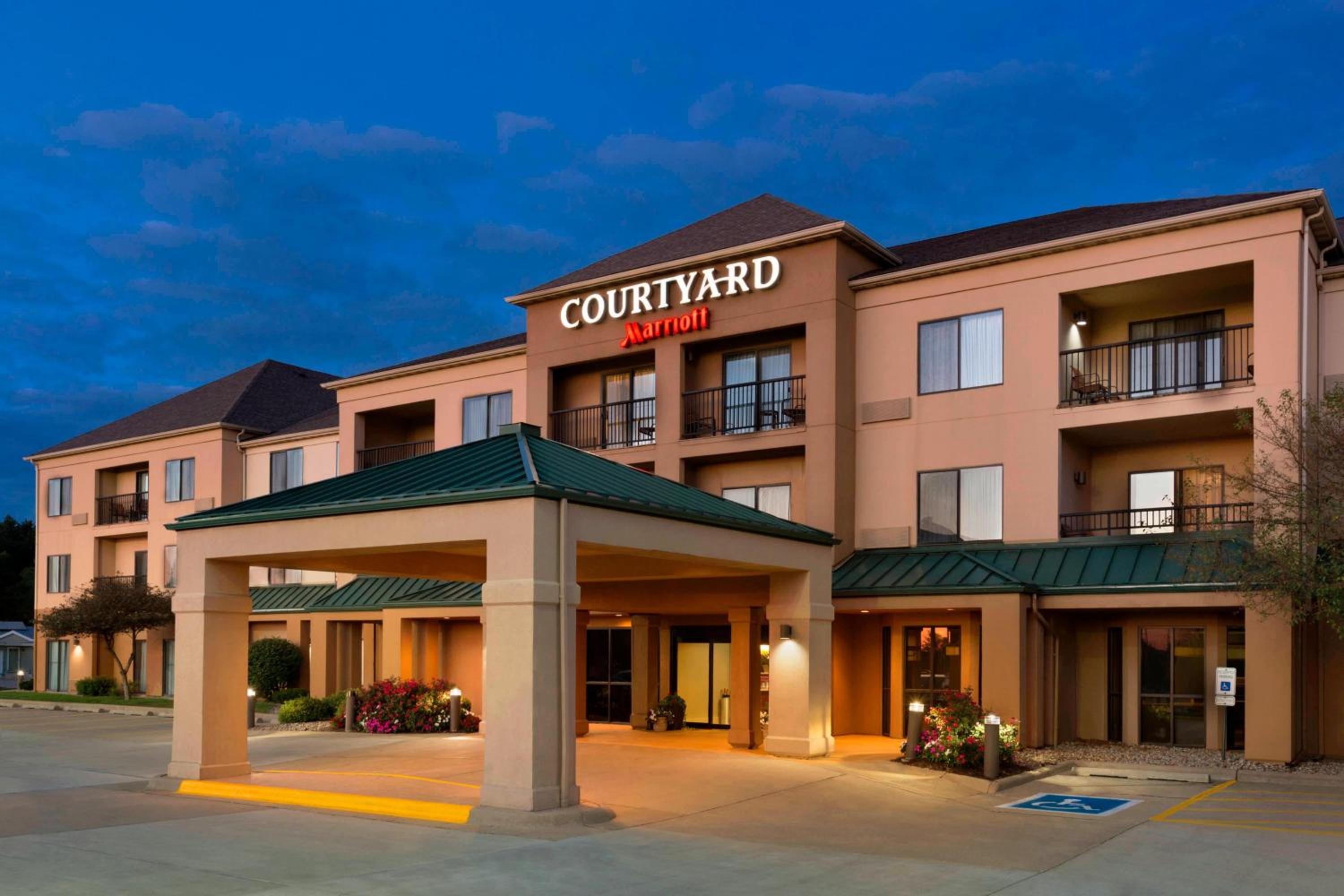 Bloomington Vacations - Courtyard by Marriott Bloomington Normal - Property Image 30