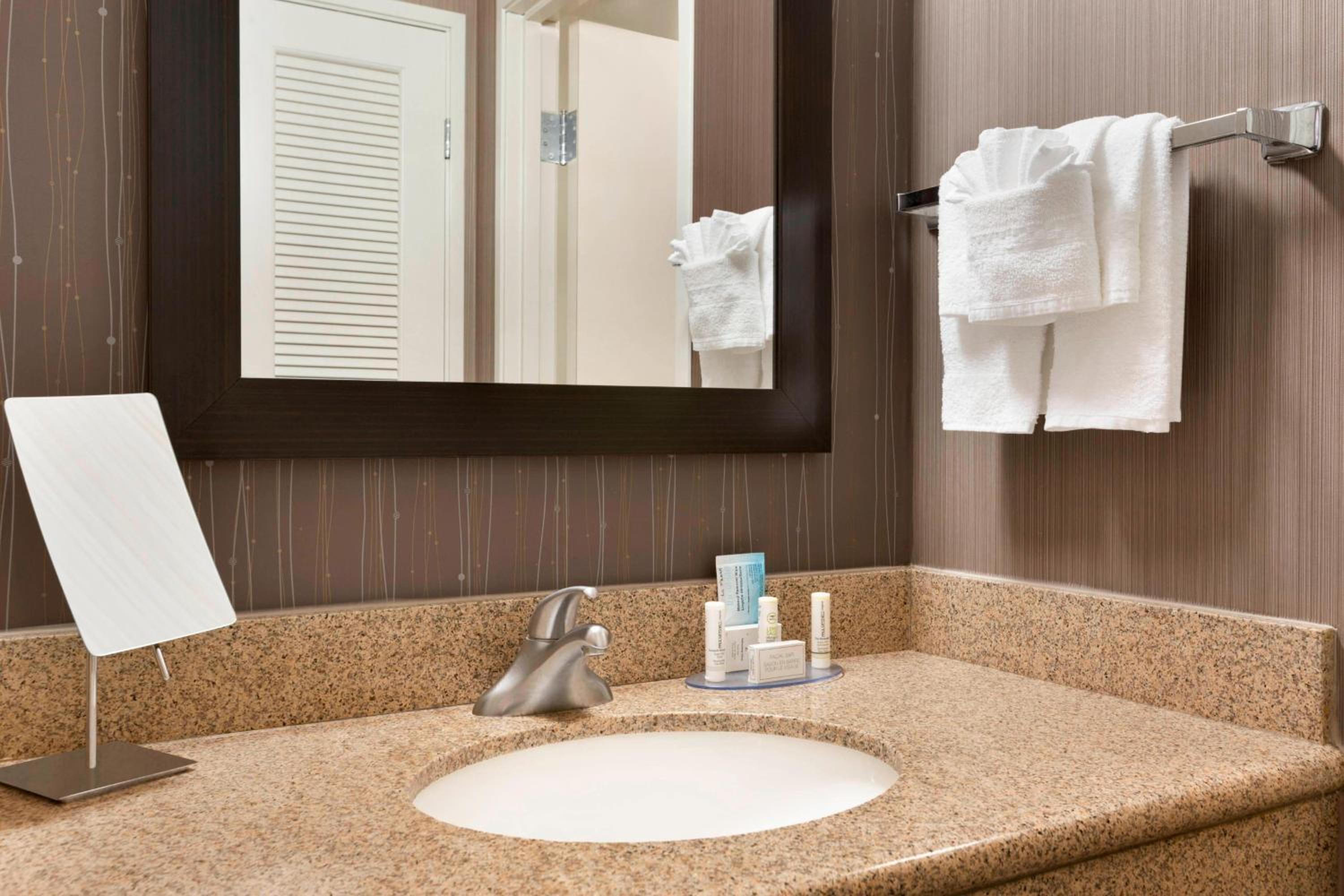 Bloomington Vacations - Courtyard by Marriott Bloomington Normal - Property Image 20