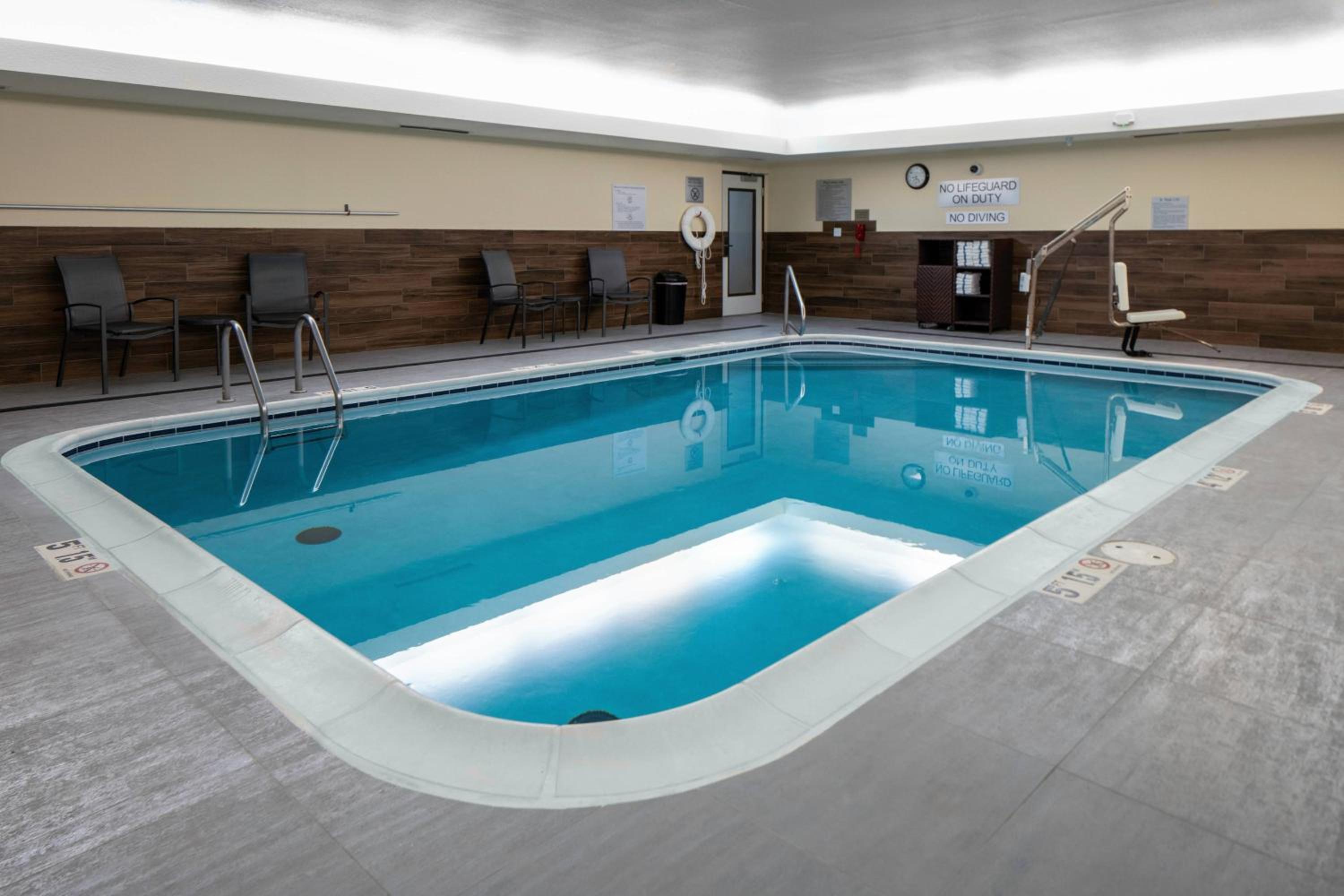 Jefferson City Vacations - Fairfield Inn  Suites Jefferson City - Property Image 3