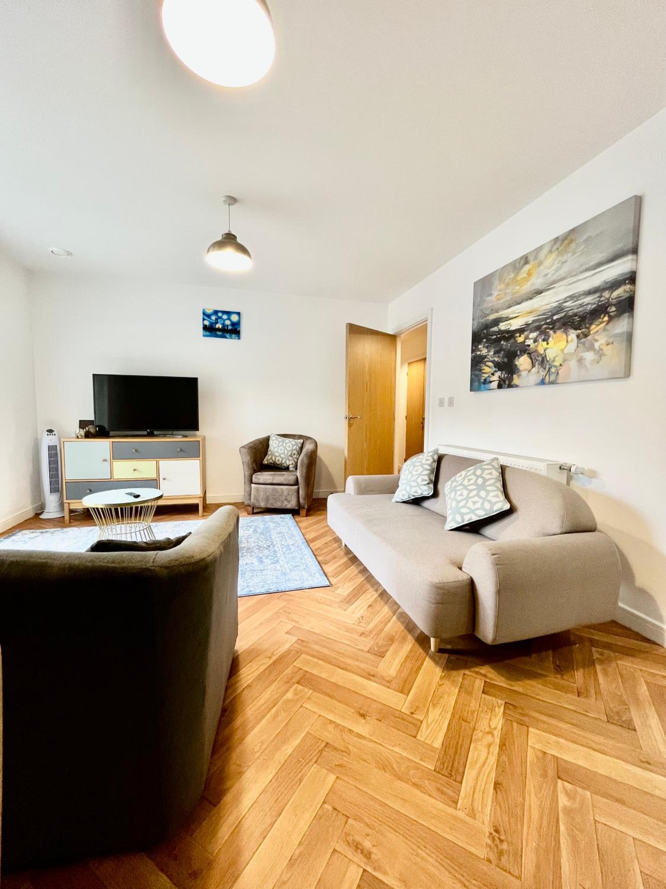 2 Double beds OR 4 Singles, 2 Bathrooms, FREE PARKING, Smart TV's, Close to Gunwharf Quays, Beach & Historic Dockyard view 3