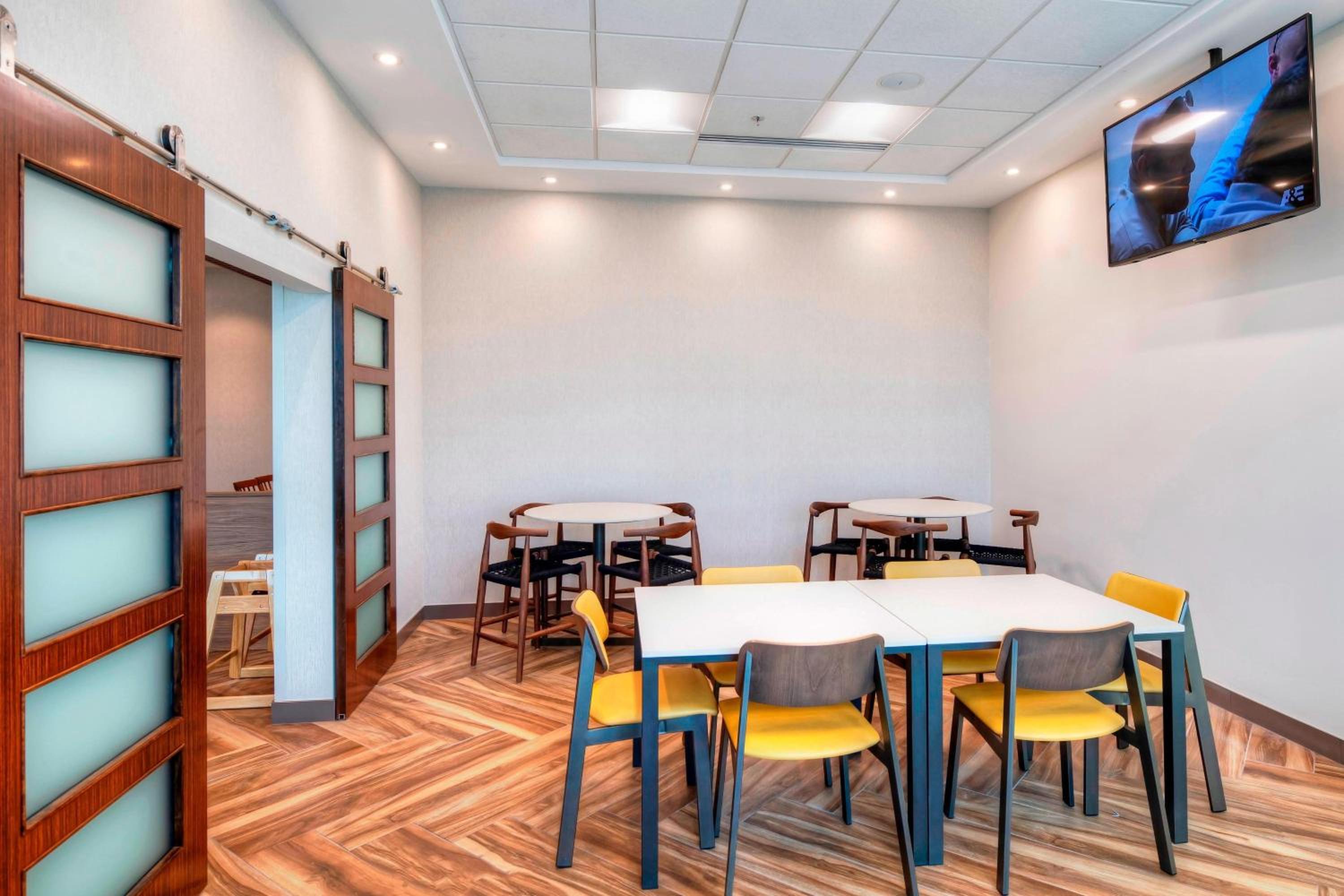 Hotel Fairfield Inn & Suites by Marriott Ottawa Airport - Image 1