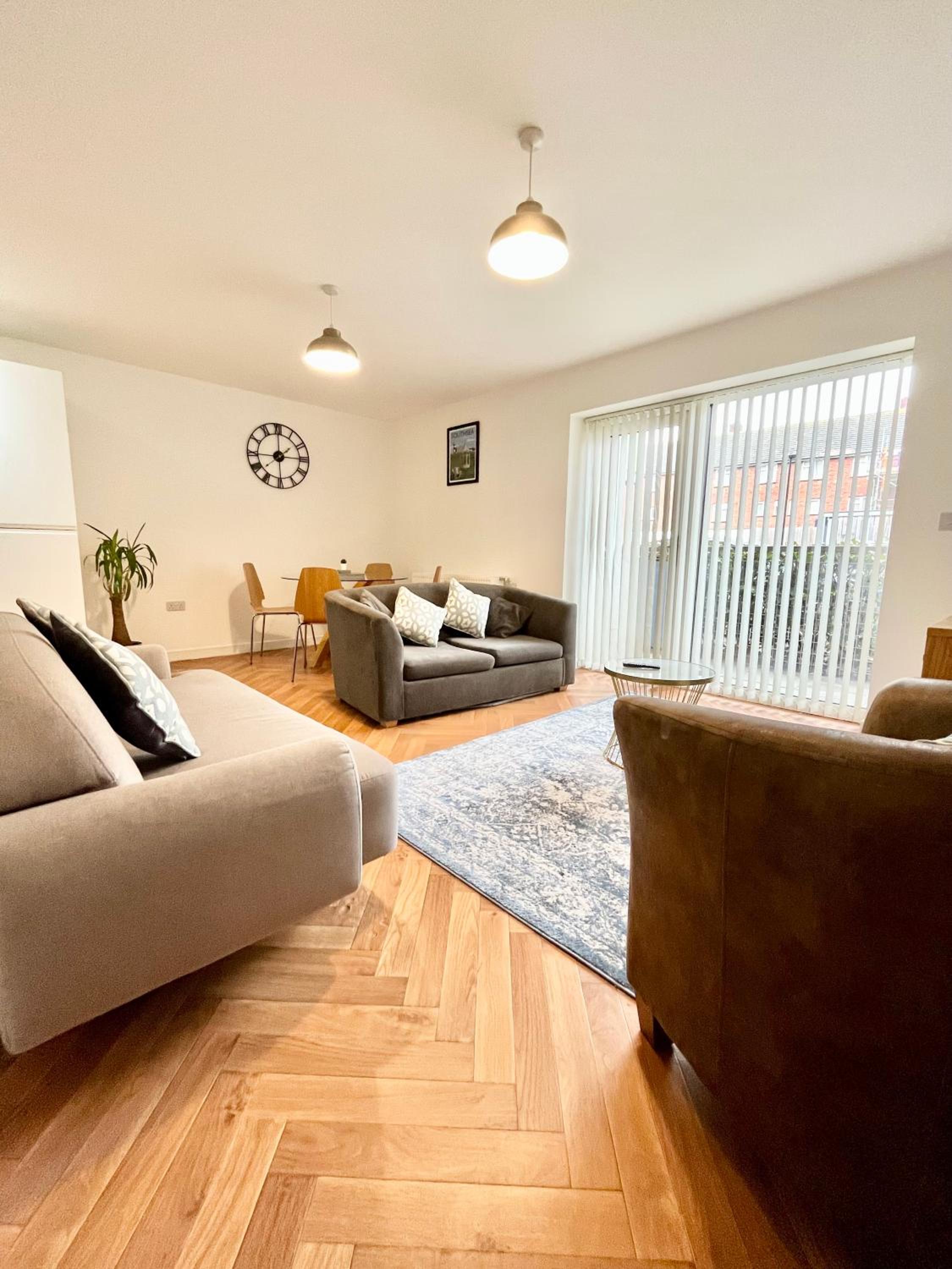 2 Double beds OR 4 Singles, 2 Bathrooms, FREE PARKING, Smart TV's, Close to Gunwharf Quays, Beach & Historic Dockyard view 2
