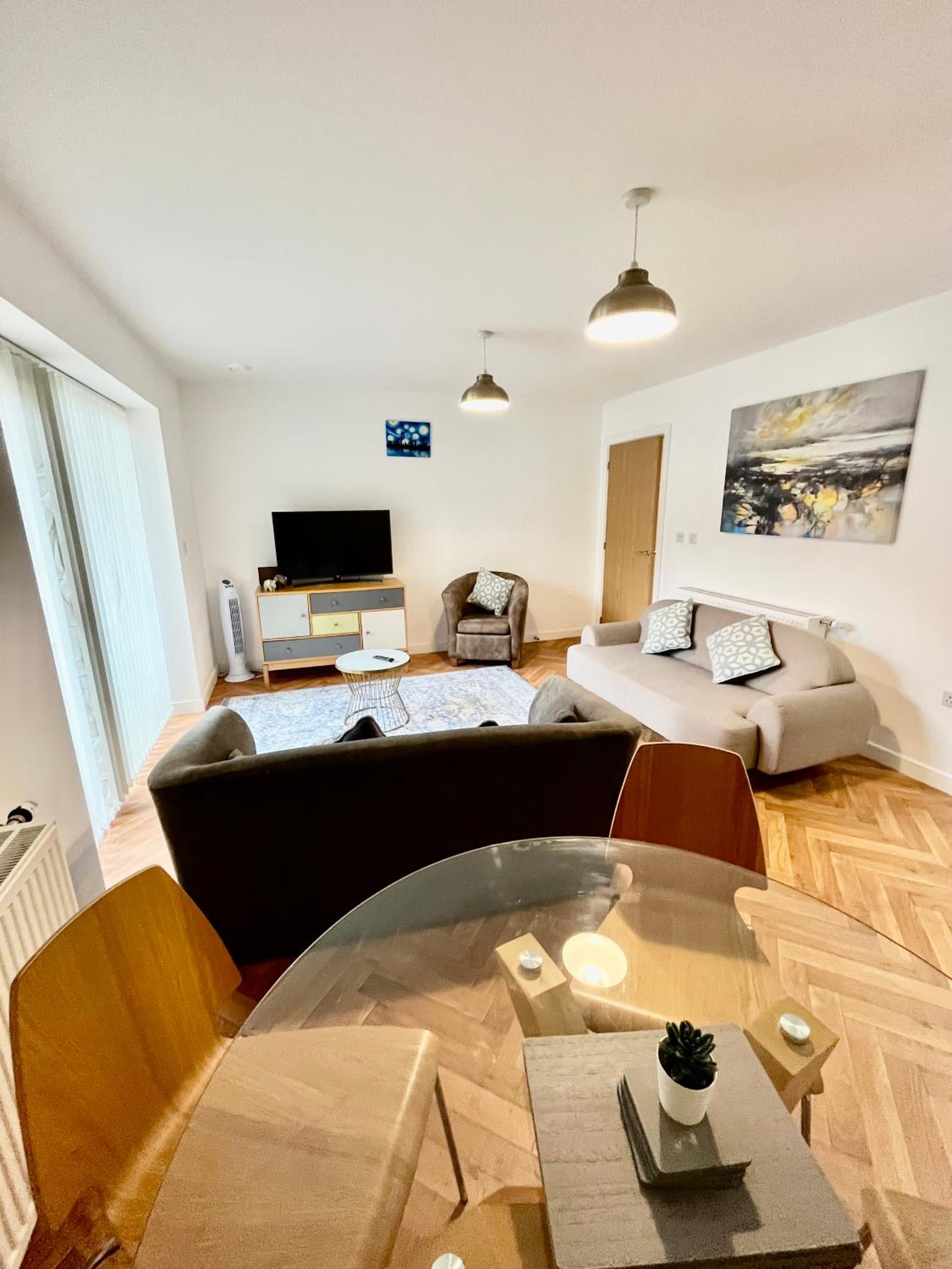 2 Double beds OR 4 Singles, 2 Bathrooms, FREE PARKING, Smart TV's, Close to Gunwharf Quays, Beach & Historic Dockyard view 5