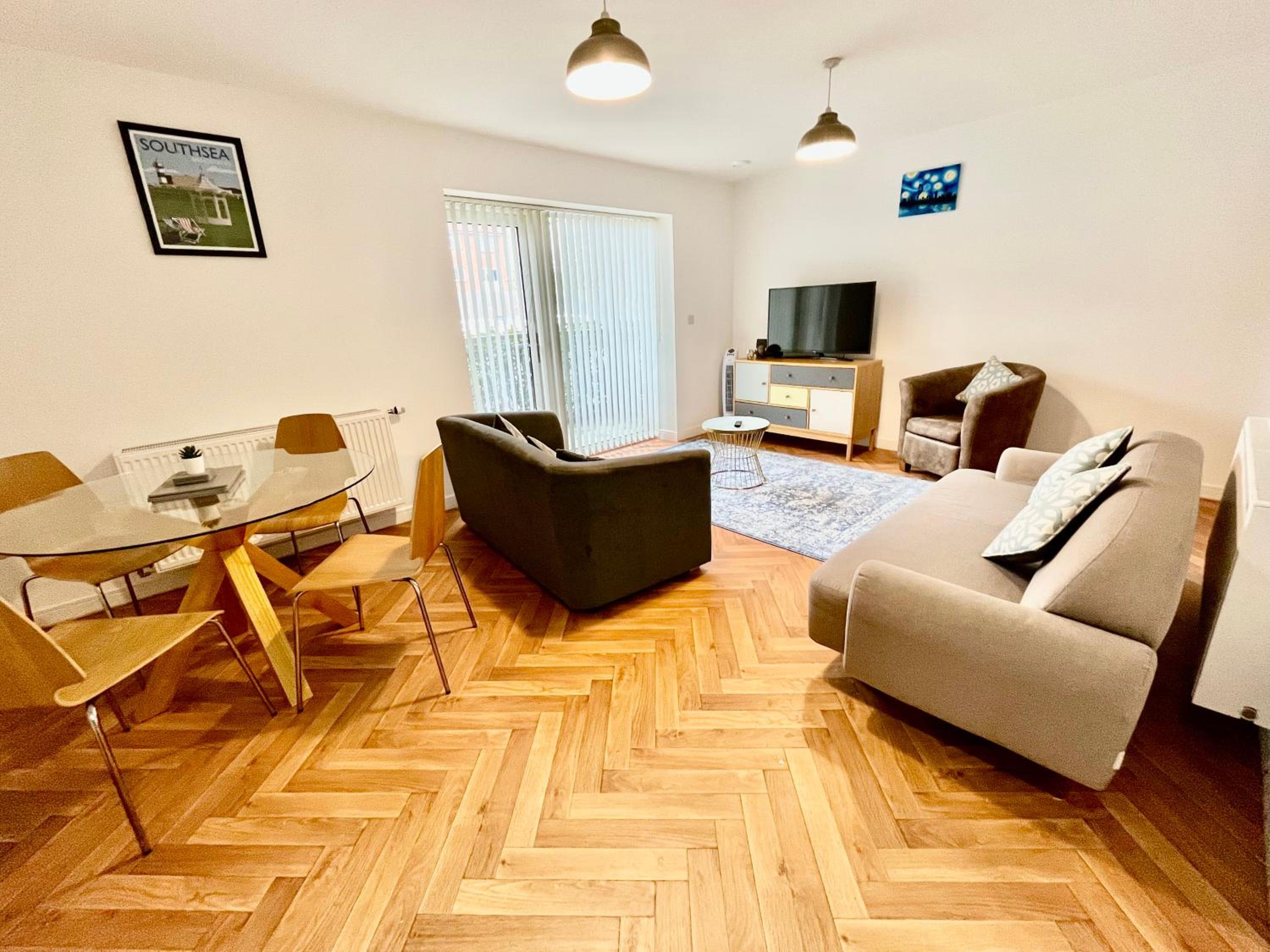 2 Double beds OR 4 Singles, 2 Bathrooms, FREE PARKING, Smart TV's, Close to Gunwharf Quays, Beach & Historic Dockyard view 4