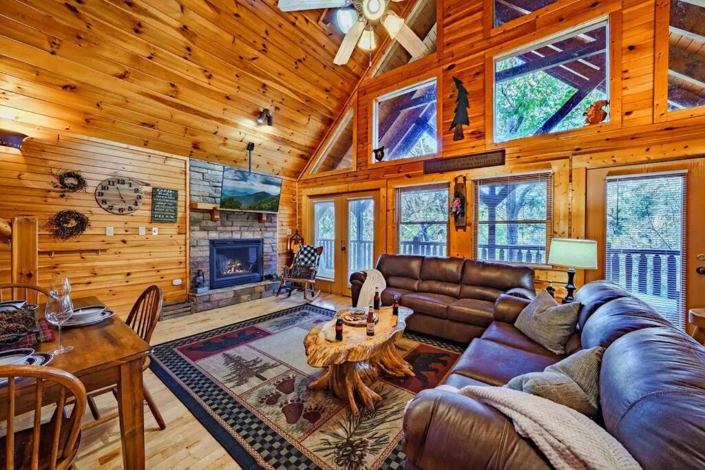 Stunning Mountain Cabin w Hot tub